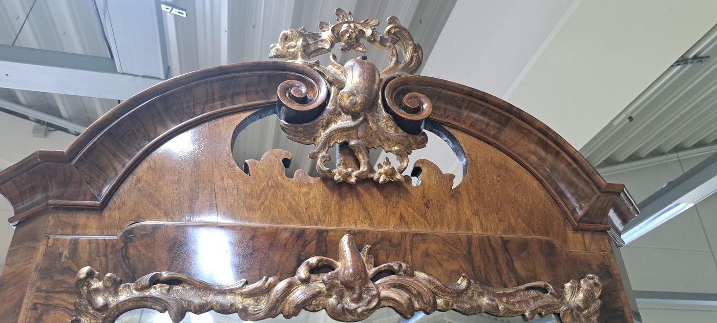 Detail w: Aufsatzkommode, Rokoko, wohl Schleswig -Holstein, um 1760, Nußbaumfurnier, in der Tür facettierter Spiegeleinsatz, obere Schublade ein ...