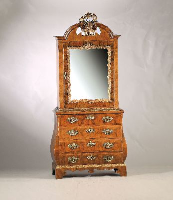 Image Aufsatzkommode, Rokoko, wohl Schleswig -Holstein, um 1760, Nußbaumfurnier, in der ...