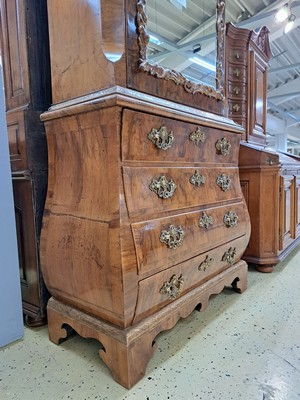26976793c - Aufsatzkommode, Rokoko, wohl Schleswig -Holstein, um 1760, Nußbaumfurnier, in der ...