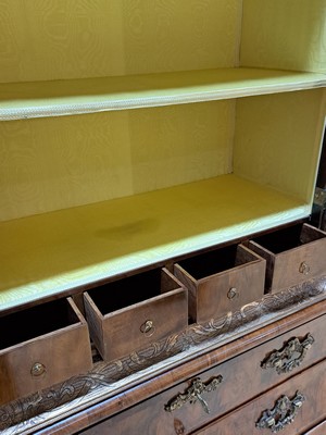 26976793n - Aufsatzkommode, Rokoko, wohl Schleswig -Holstein, um 1760, Nußbaumfurnier, in der ...