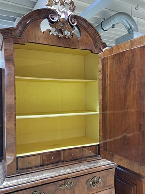 26976793o - Aufsatzkommode, Rokoko, wohl Schleswig -Holstein, um 1760, Nußbaumfurnier, in der ...