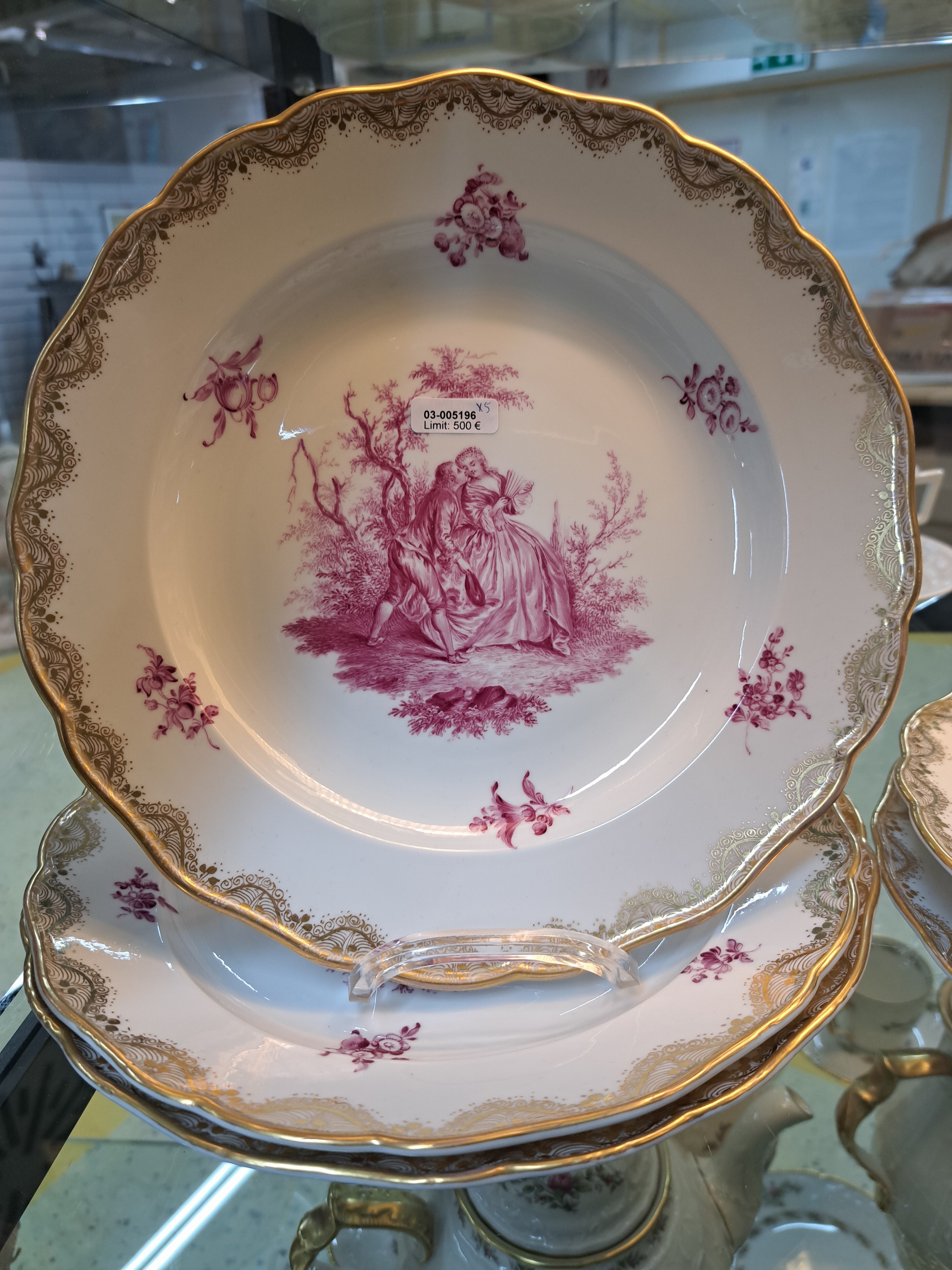 Detail a: Vier flache und ein tiefer Teller, Meissen, um 1900-1920, ausgeschliffene Marke (mind. 2 .Wahl), purpurrote Camaieau-Malereien galanter Szenen nach ...