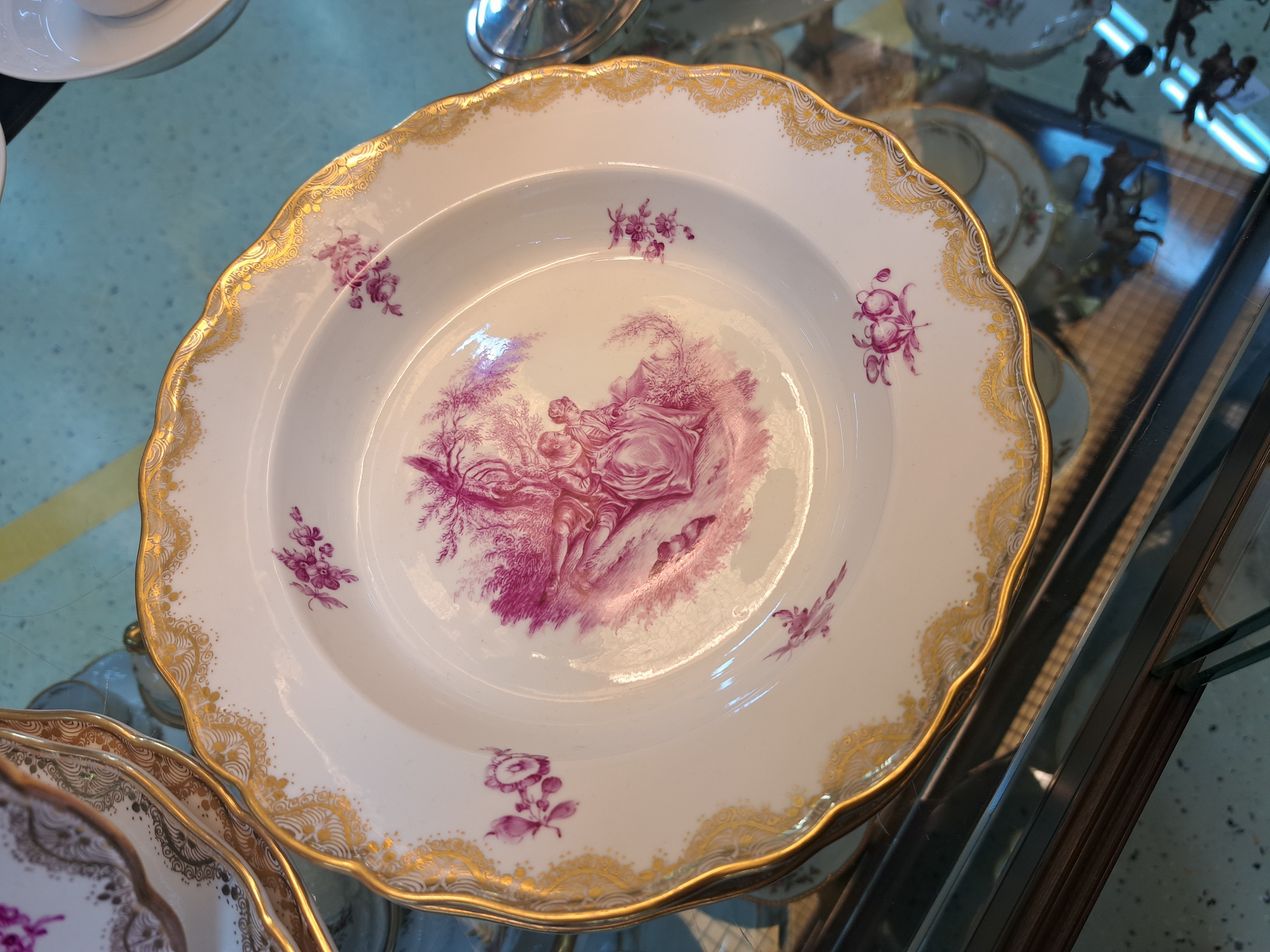 Detail b: Vier flache und ein tiefer Teller, Meissen, um 1900-1920, ausgeschliffene Marke (mind. 2 .Wahl), purpurrote Camaieau-Malereien galanter Szenen nach ...