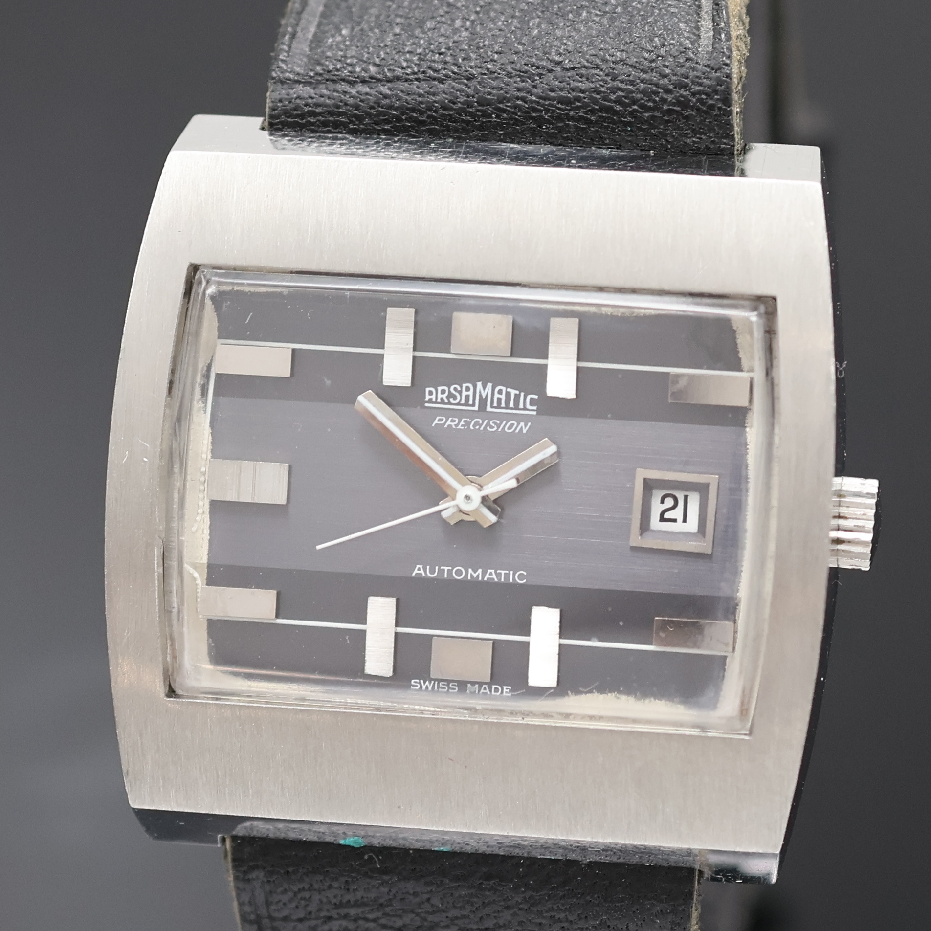 Detail a: ARSAMATIC Precision Herrenarmbanduhr in Stahl, Schweiz um 1973, Automatik, Stülpgeh., graues Zifferbl. besch./berieben, aufgel. Std.-Ind., silb. ...