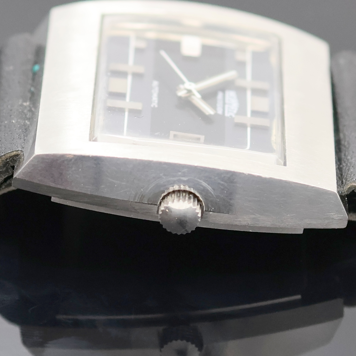 Detail b: ARSAMATIC Precision Herrenarmbanduhr in Stahl, Schweiz um 1973, Automatik, Stülpgeh., graues Zifferbl. besch./berieben, aufgel. Std.-Ind., silb. ...