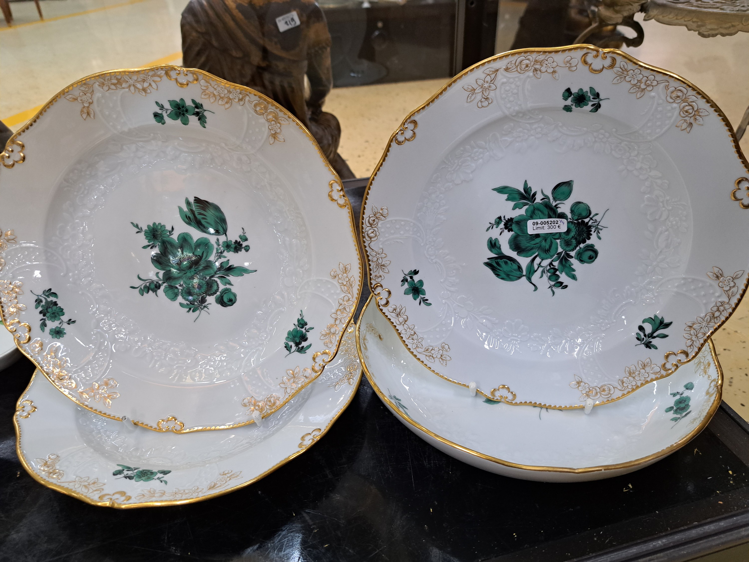 Detail a: Schale und drei Teller, Meissen, Form Neu-Marseille, Pfeiferzeit und Anfang 20. Jh., kupfergrüne Blumenbukettmalerei, Goldstaffage, 1. Wahl, D.ca. ...