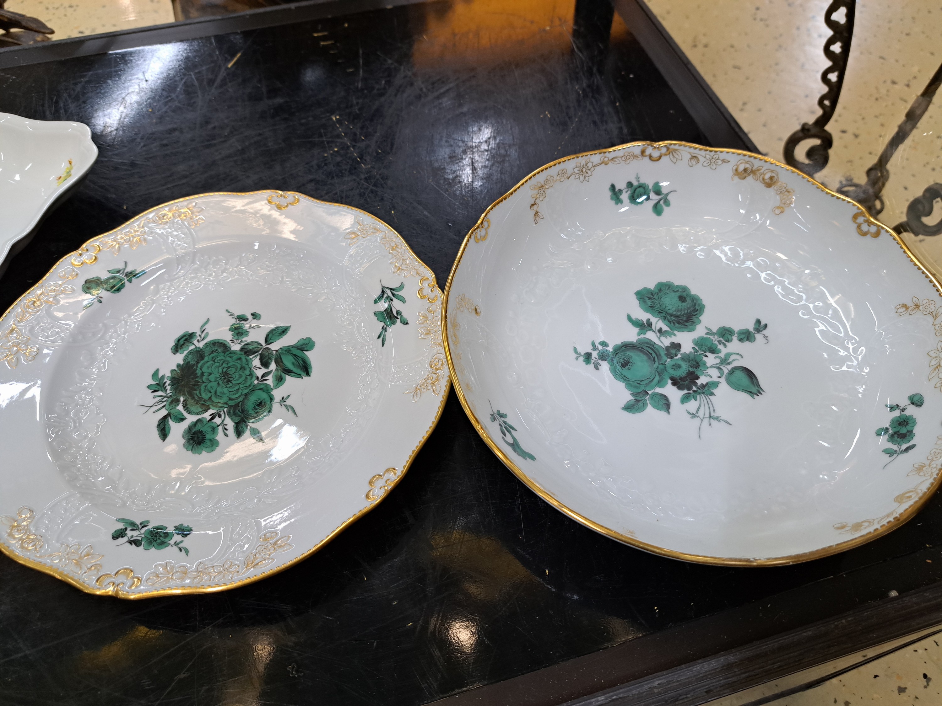 Detail b: Schale und drei Teller, Meissen, Form Neu-Marseille, Pfeiferzeit und Anfang 20. Jh., kupfergrüne Blumenbukettmalerei, Goldstaffage, 1. Wahl, D.ca. ...