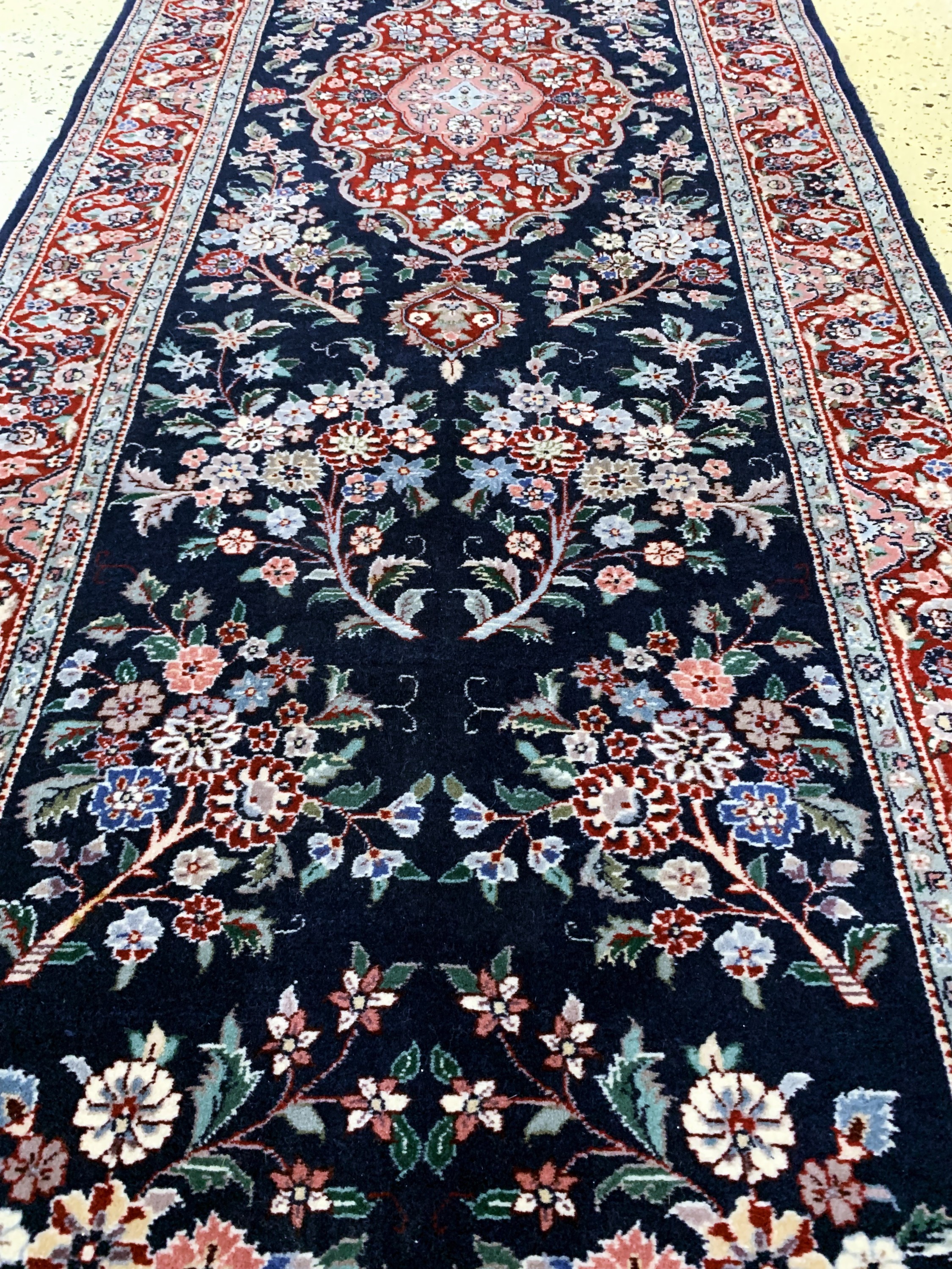 Detail d: Sarogh, China, Ende 20.Jhd, Wolle auf Baumwolle, ca. 305 x 80 cm, EHZ: 1-2