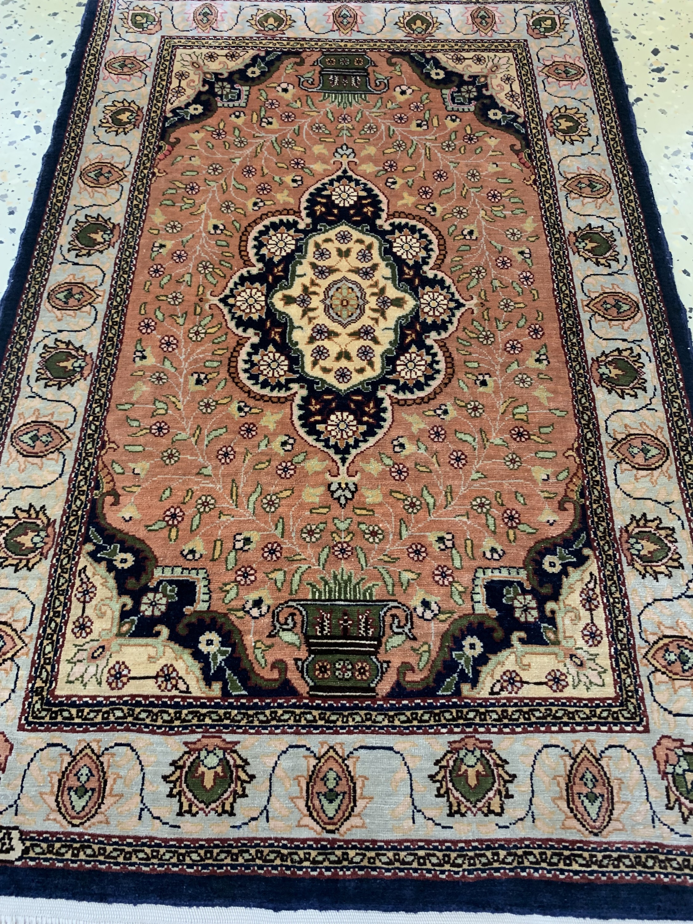 Detail b: Hereke Seide signert, Türkei, Ende 20.Jhd, reine Naturseide, ca. 70 x 46 cm, nahezu neuwertig