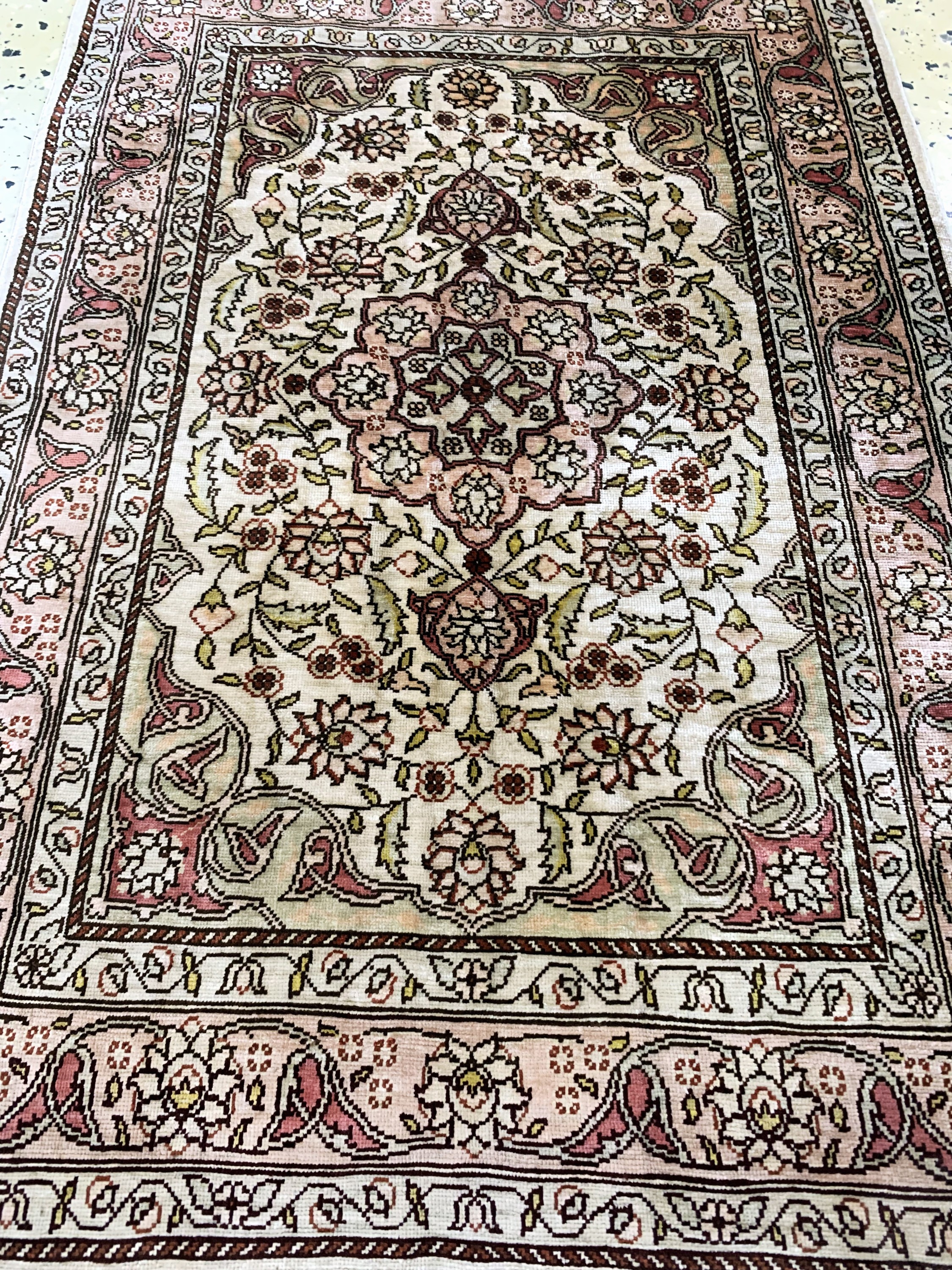 Detail c: Hereke Seide signiert, Türkei, Ende 20.Jhd,reine Naturseide, ca. 70 x 48 cm, nahezu neuwertig