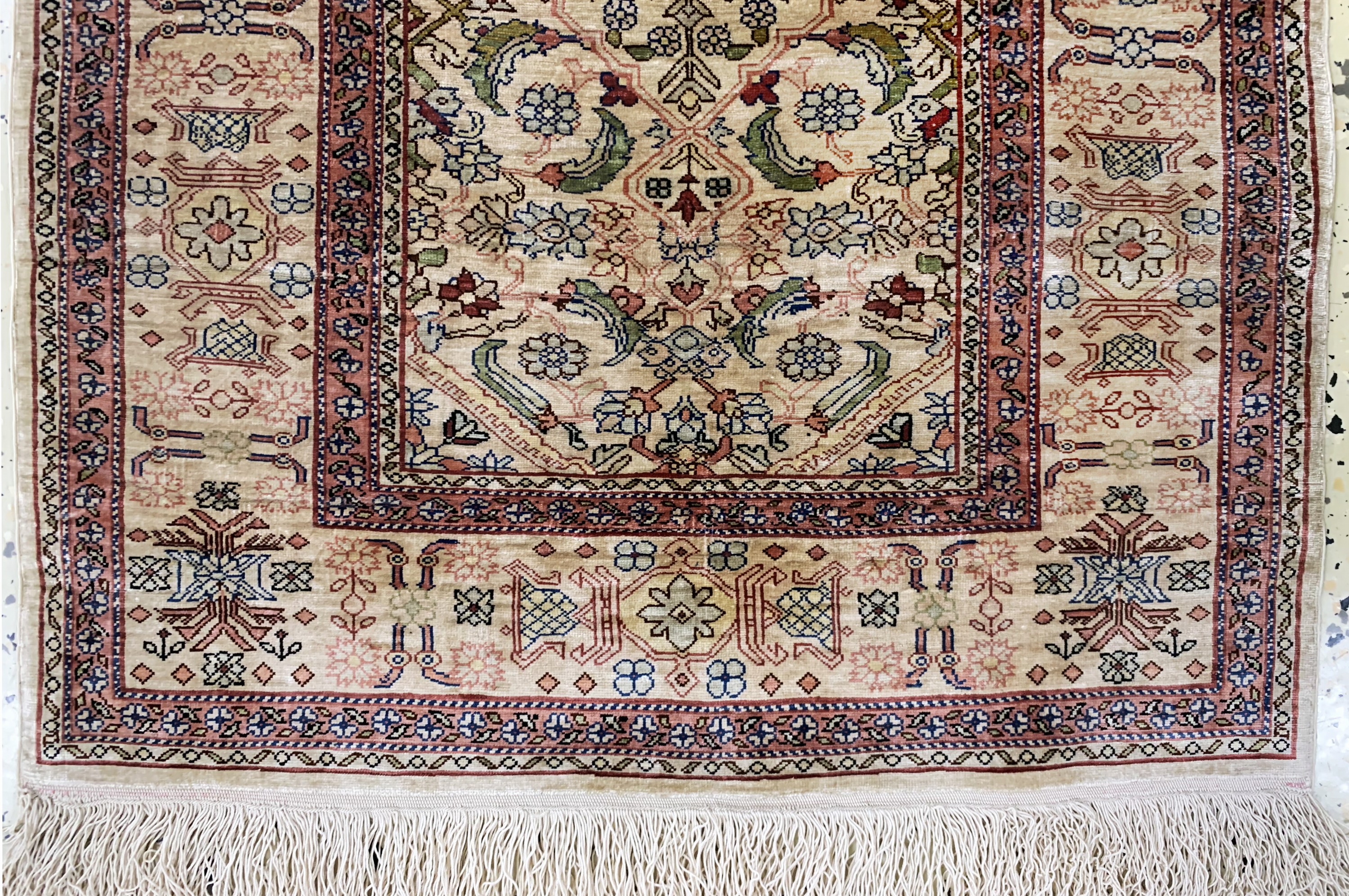 Detail b: Hereke Seide signiert, Türkei, Mitte 20.Jhd, reine Naturseide, ca. 69 x 57 cm, EHZ:1-2