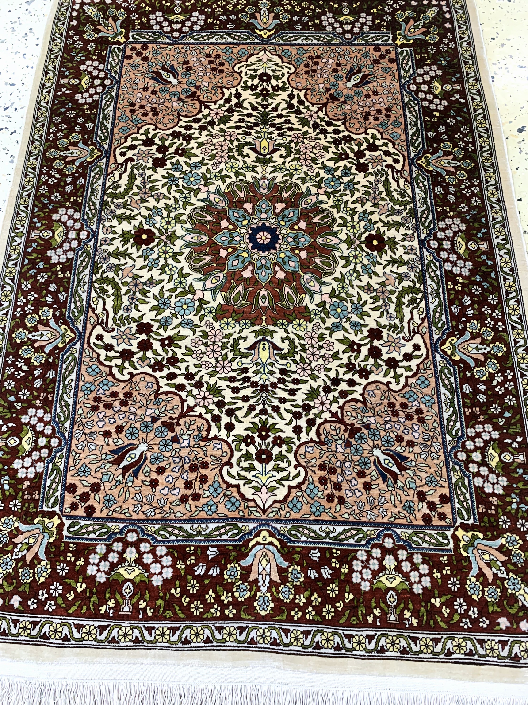 Detail c: Hereke Seide signiert, Türkei, Mitte 20.Jhd, reine Naturseide, ca. 97 x 68 cm, ca. 1,0 Mio. Kn/qm, nahezu neuwertig