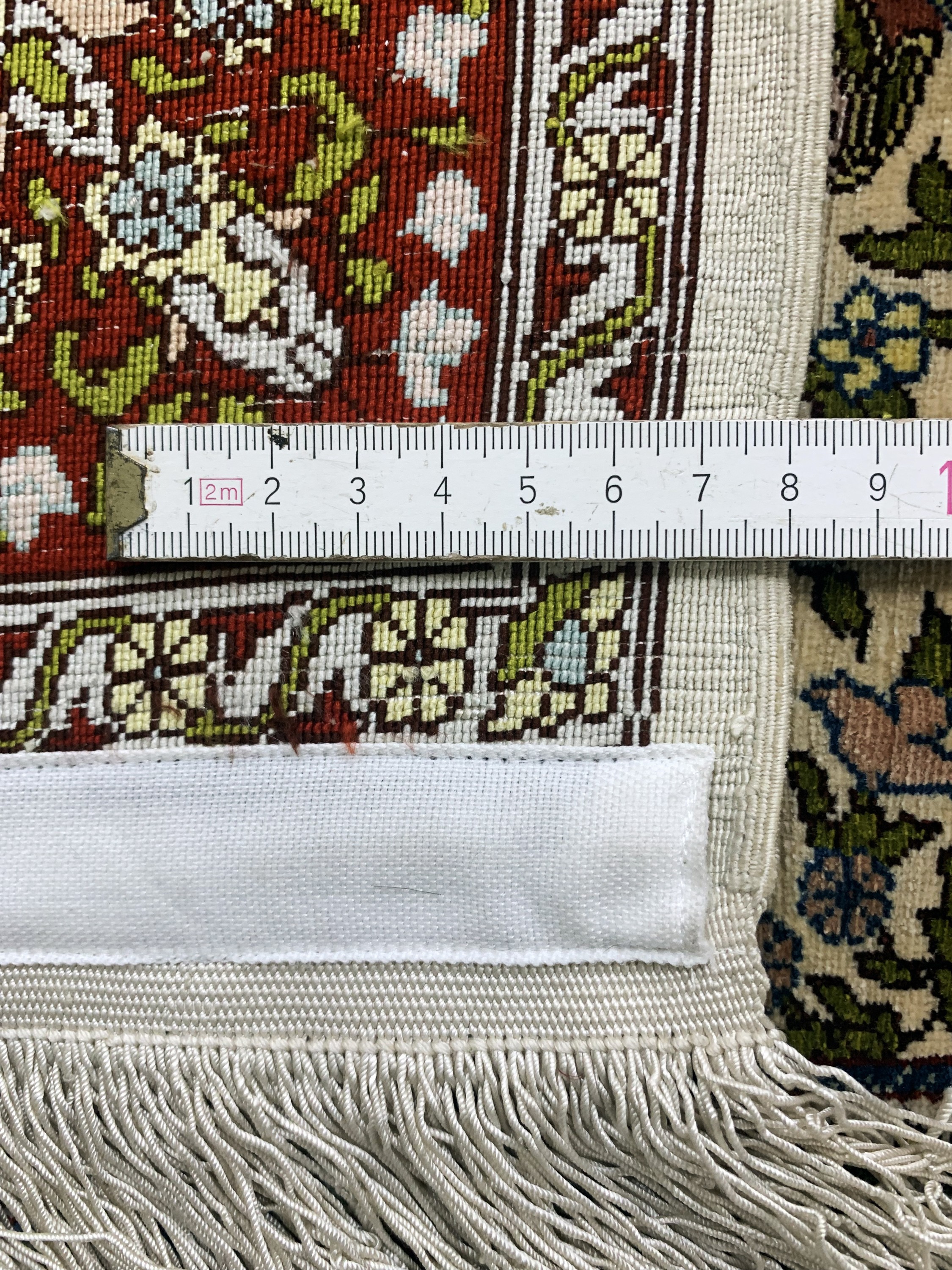Detail d: Hereke Seide signiert, Türkei, Mitte 20.Jhd, reine Naturseide, ca. 97 x 68 cm, ca. 1,0 Mio. Kn/qm, nahezu neuwertig