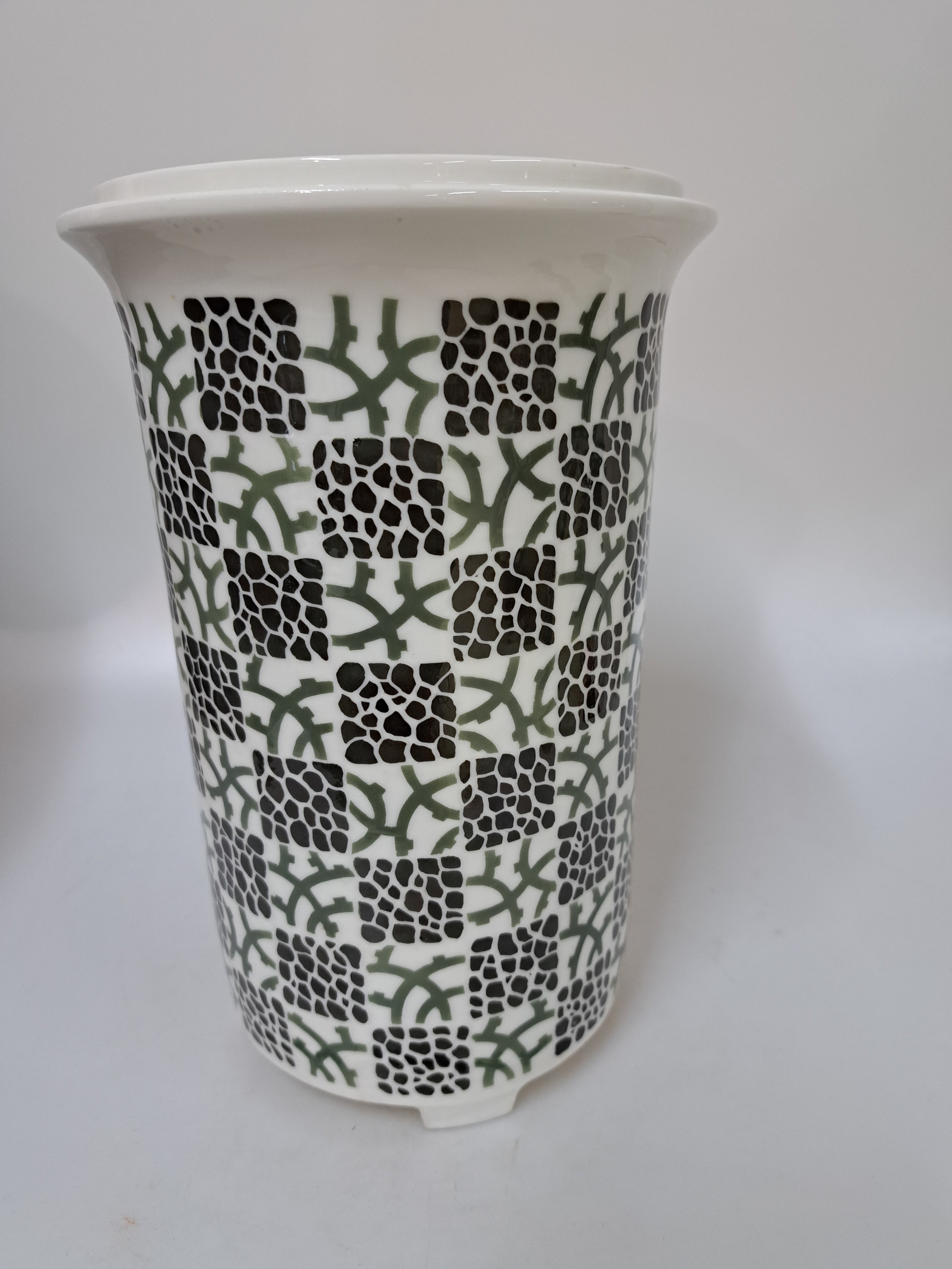 Detail a: Vase, Nymphenburg, 20.Jh., Form Nr. 816, lithografierter hell- und dunkelgrüner geometrischer Art-Deco-Dekor, H.ca. 27.5 cm