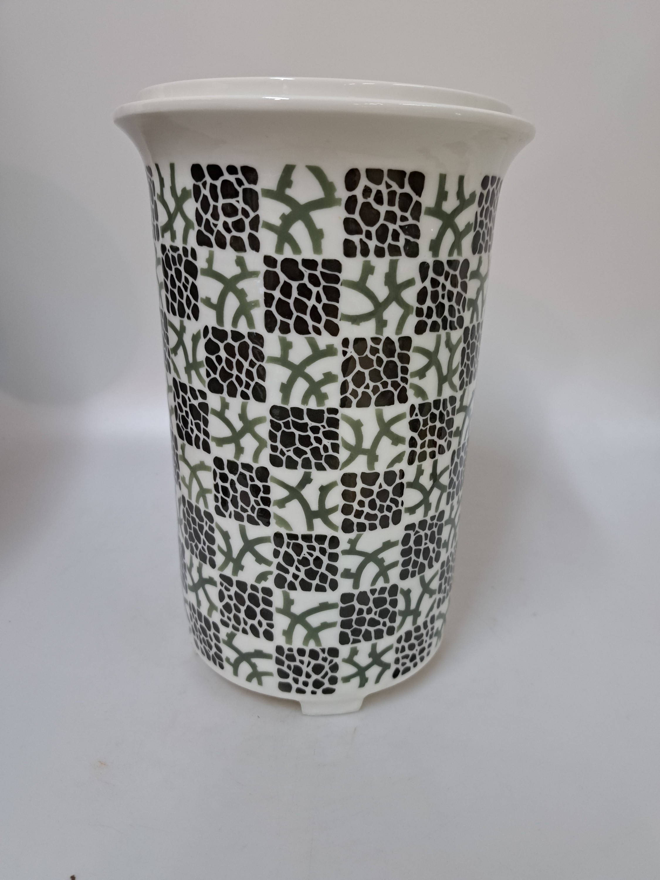 Detail b: Vase, Nymphenburg, 20.Jh., Form Nr. 816, lithografierter hell- und dunkelgrüner geometrischer Art-Deco-Dekor, H.ca. 27.5 cm
