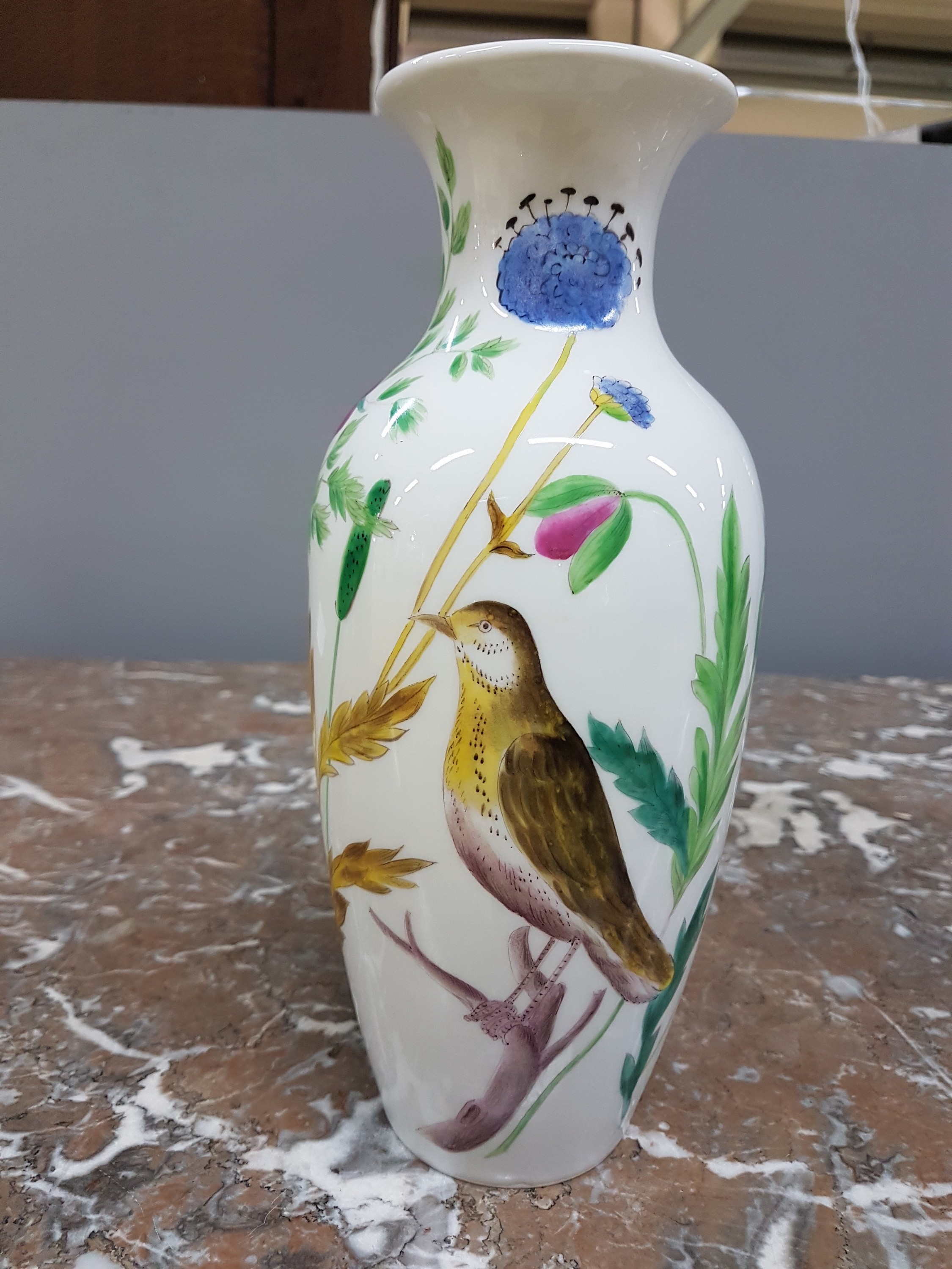 Detail a: Vase, Nymphenburg, 20. Jh., polychromer Dekor von einem Vogel zwischen stilisierten Wiesenblumen, monogr. NB und Malernummer 2312 bzw. 29 in schwarz, ...