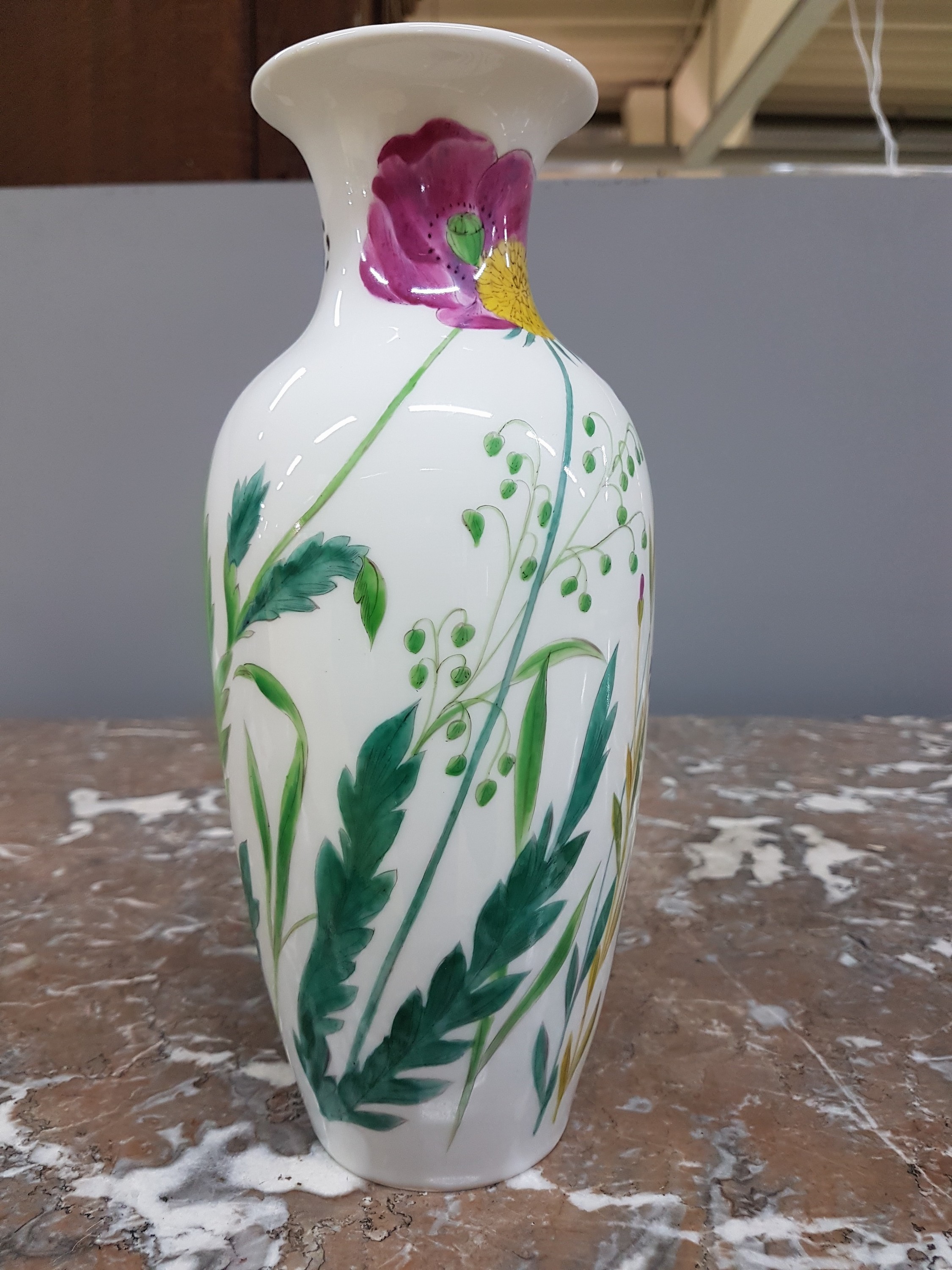 Detail b: Vase, Nymphenburg, 20. Jh., polychromer Dekor von einem Vogel zwischen stilisierten Wiesenblumen, monogr. NB und Malernummer 2312 bzw. 29 in schwarz, ...