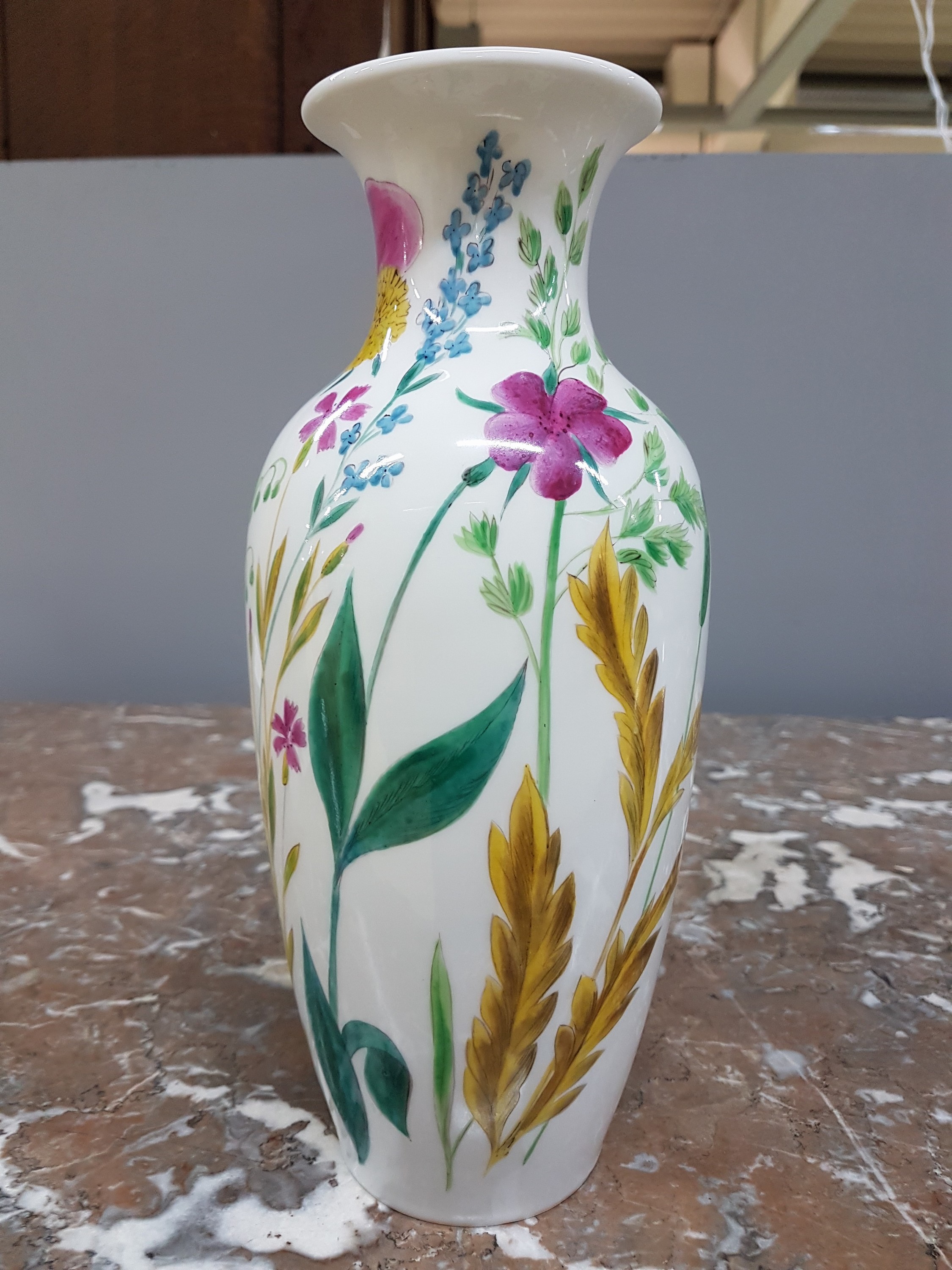 Detail c: Vase, Nymphenburg, 20. Jh., polychromer Dekor von einem Vogel zwischen stilisierten Wiesenblumen, monogr. NB und Malernummer 2312 bzw. 29 in schwarz, ...