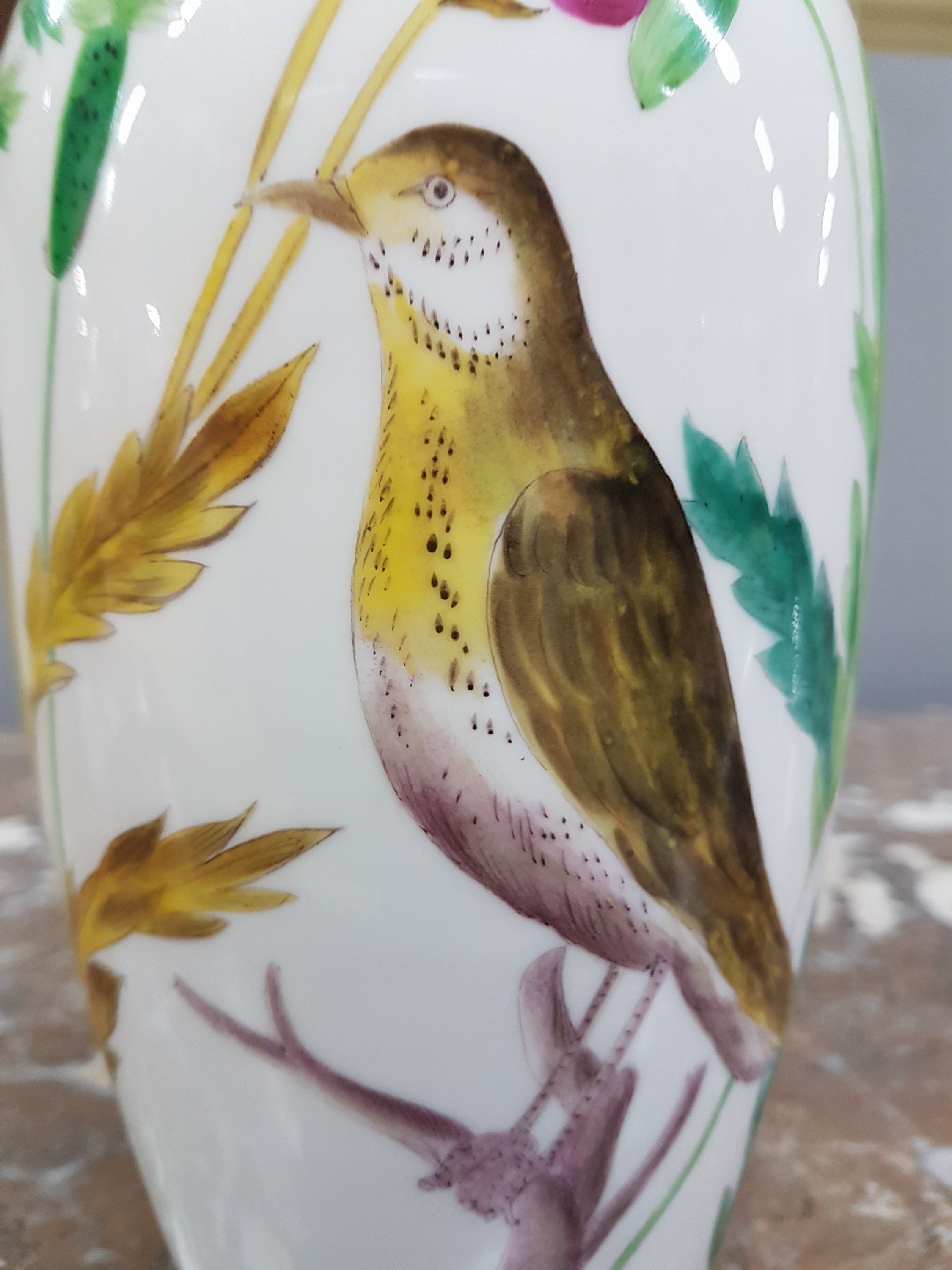 Detail d: Vase, Nymphenburg, 20. Jh., polychromer Dekor von einem Vogel zwischen stilisierten Wiesenblumen, monogr. NB und Malernummer 2312 bzw. 29 in schwarz, ...