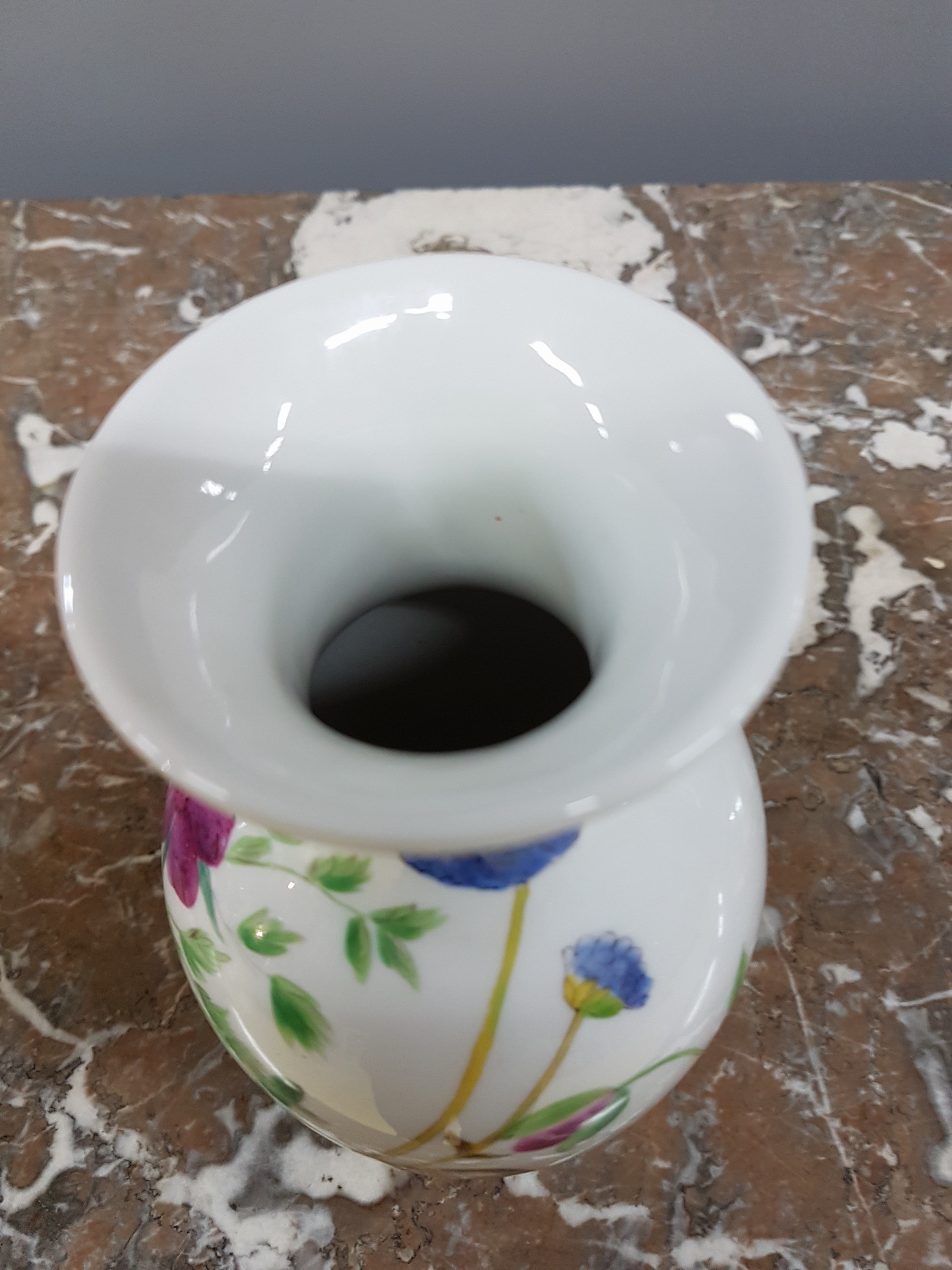 Detail e: Vase, Nymphenburg, 20. Jh., polychromer Dekor von einem Vogel zwischen stilisierten Wiesenblumen, monogr. NB und Malernummer 2312 bzw. 29 in schwarz, ...