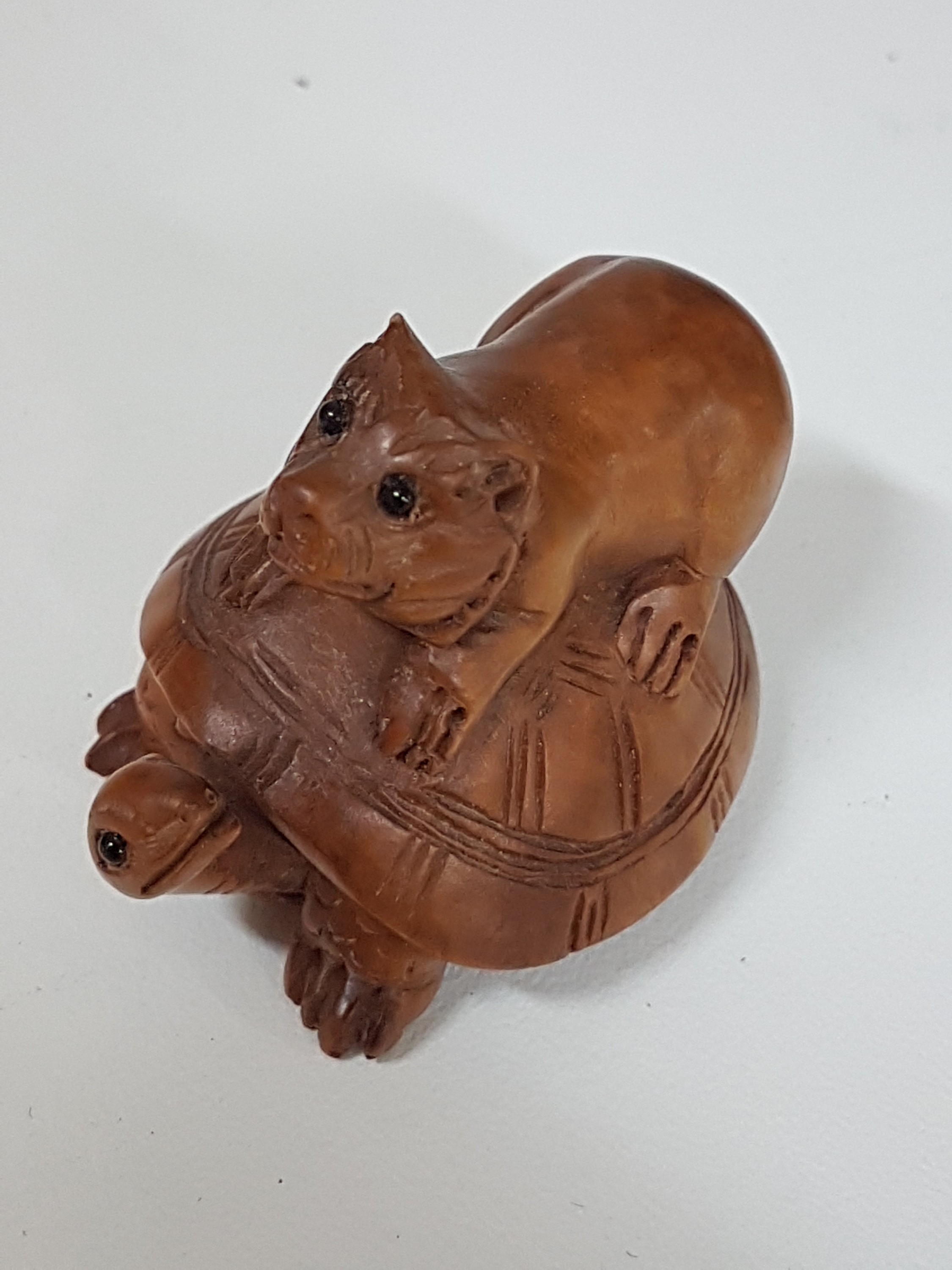 Detail a: 3 Netsuke aus Holz, Japan, Meiji um 1900, Rosenholz, kleiner Affe mit Bambuskringel H. 2,5 cm, Ratte auf Schildkröte reitend H. 4cm, 2 Frösche H. ...