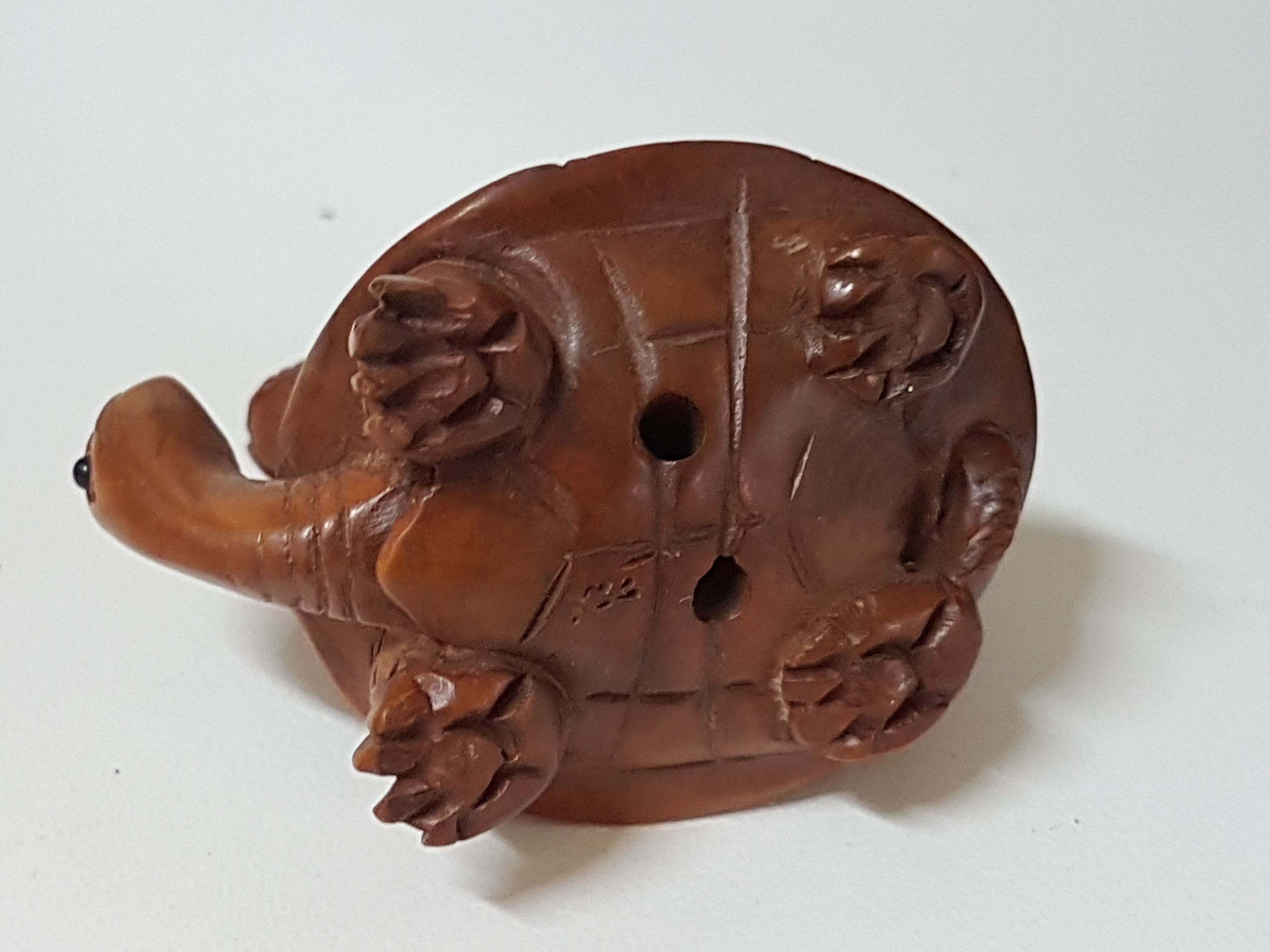 Detail b: 3 Netsuke aus Holz, Japan, Meiji um 1900, Rosenholz, kleiner Affe mit Bambuskringel H. 2,5 cm, Ratte auf Schildkröte reitend H. 4cm, 2 Frösche H. ...