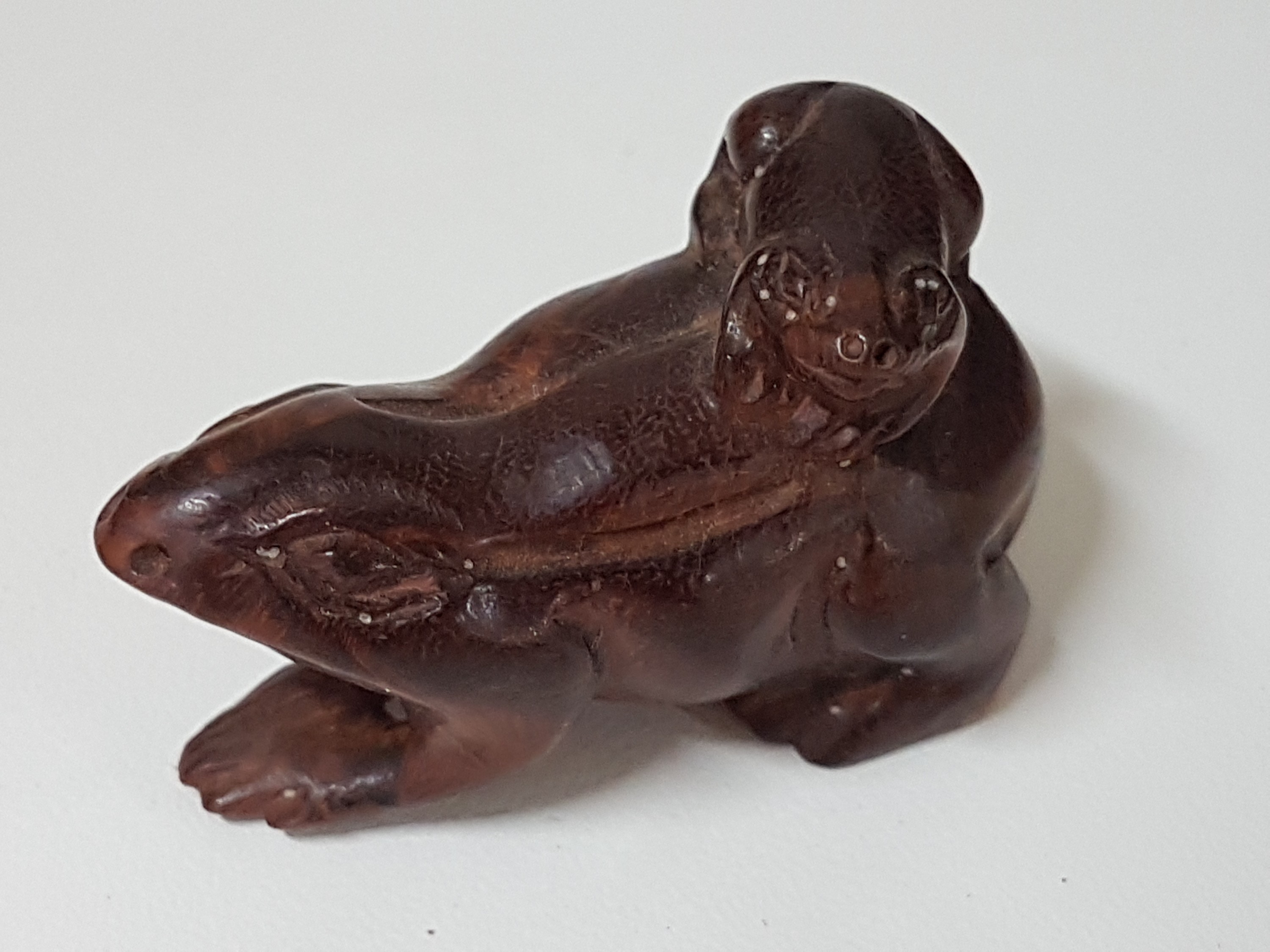 Detail c: 3 Netsuke aus Holz, Japan, Meiji um 1900, Rosenholz, kleiner Affe mit Bambuskringel H. 2,5 cm, Ratte auf Schildkröte reitend H. 4cm, 2 Frösche H. ...