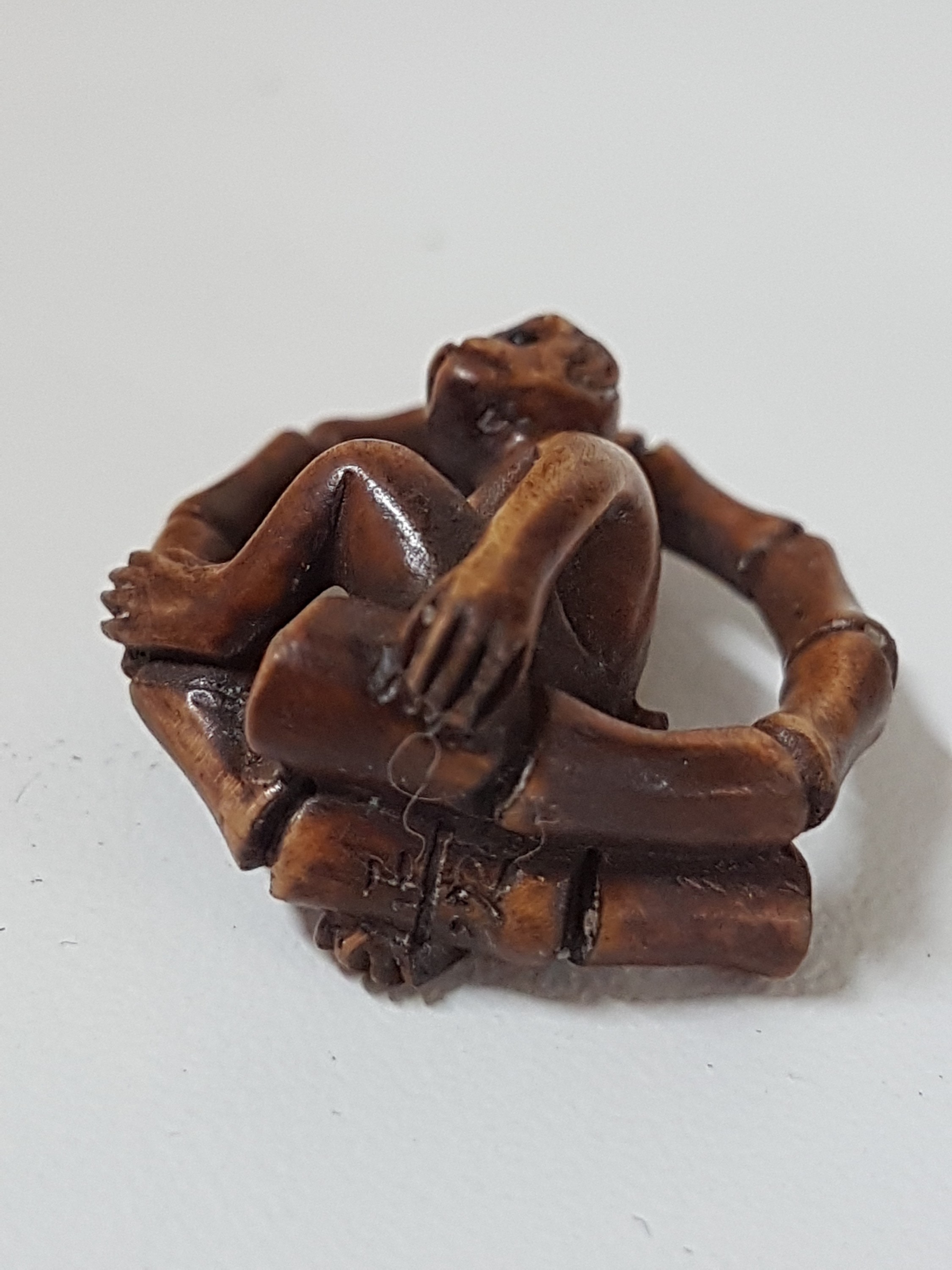 Detail g: 3 Netsuke aus Holz, Japan, Meiji um 1900, Rosenholz, kleiner Affe mit Bambuskringel H. 2,5 cm, Ratte auf Schildkröte reitend H. 4cm, 2 Frösche H. ...