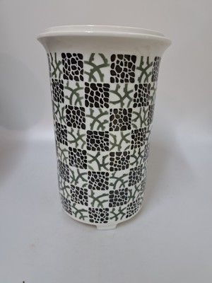 26976843b - Vase, Nymphenburg, 20.Jh., Form Nr. 816, lithografierter hell- und dunkelgrüner ...