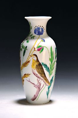 Image Vase, Nymphenburg, 20. Jh., polychromer Dekor von einem Vogel zwischen stilisierten ...