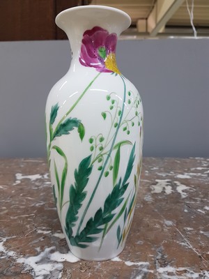 26976848b - Vase, Nymphenburg, 20. Jh., polychromer Dekor von einem Vogel zwischen stilisierten ...