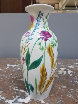 26976848c - Vase, Nymphenburg, 20. Jh., polychromer Dekor von einem Vogel zwischen stilisierten ...
