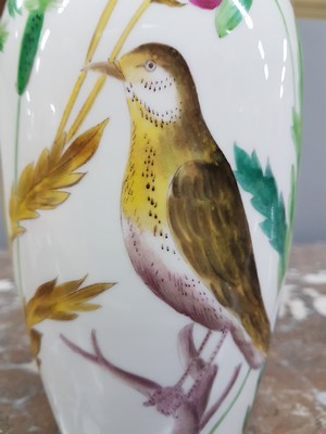 26976848d - Vase, Nymphenburg, 20. Jh., polychromer Dekor von einem Vogel zwischen stilisierten ...