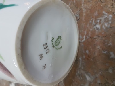 26976848f - Vase, Nymphenburg, 20. Jh., polychromer Dekor von einem Vogel zwischen stilisierten ...