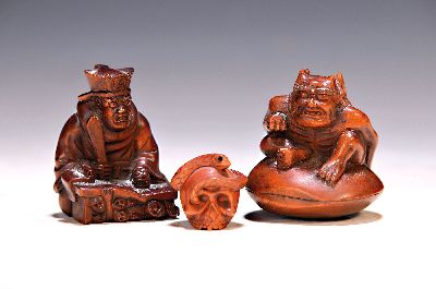Image 26976849 - 3 Netsuke aus Holz, Japan, Meiji um 1900, Rosenholz, auf einem Stein hockender ...