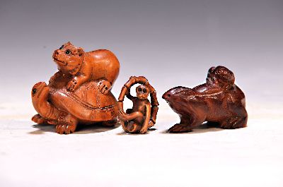 Image 3 Netsuke aus Holz, Japan, Meiji um 1900, Rosenholz, kleiner Affe mit Bambuskringel H. ...
