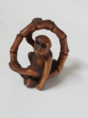 26976851e - 3 Netsuke aus Holz, Japan, Meiji um 1900, Rosenholz, kleiner Affe mit Bambuskringel H. ...