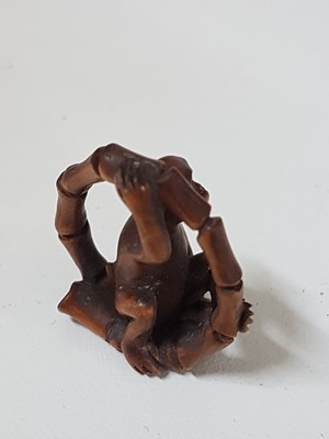 26976851f - 3 Netsuke aus Holz, Japan, Meiji um 1900, Rosenholz, kleiner Affe mit Bambuskringel H. ...