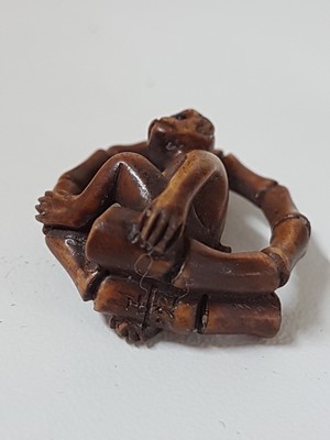 26976851g - 3 Netsuke aus Holz, Japan, Meiji um 1900, Rosenholz, kleiner Affe mit Bambuskringel H. ...