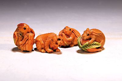Image 26976858 - 4 Tagua-Nuss-Schnitzereien, China, 20.Jh., sog. vegetable ivory, Kea, Hase mit ...