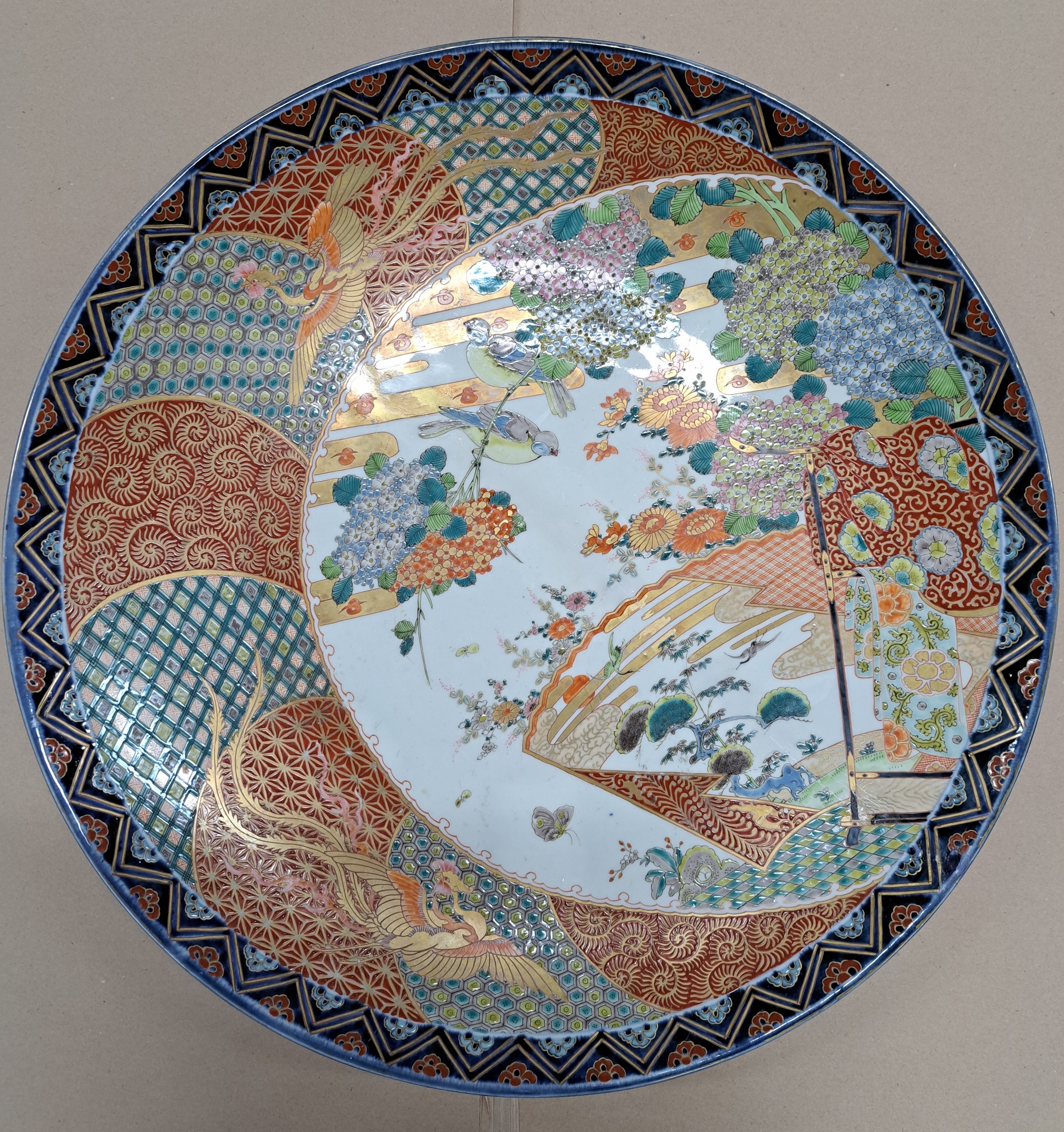 Detail a: Großer Imari Teller, Japan, um 1860-70, Porzellan, aufwändige Feldermalerei von Landschaften in verschiedenen Ebenen, Gartenlandschaften und Vögel ...