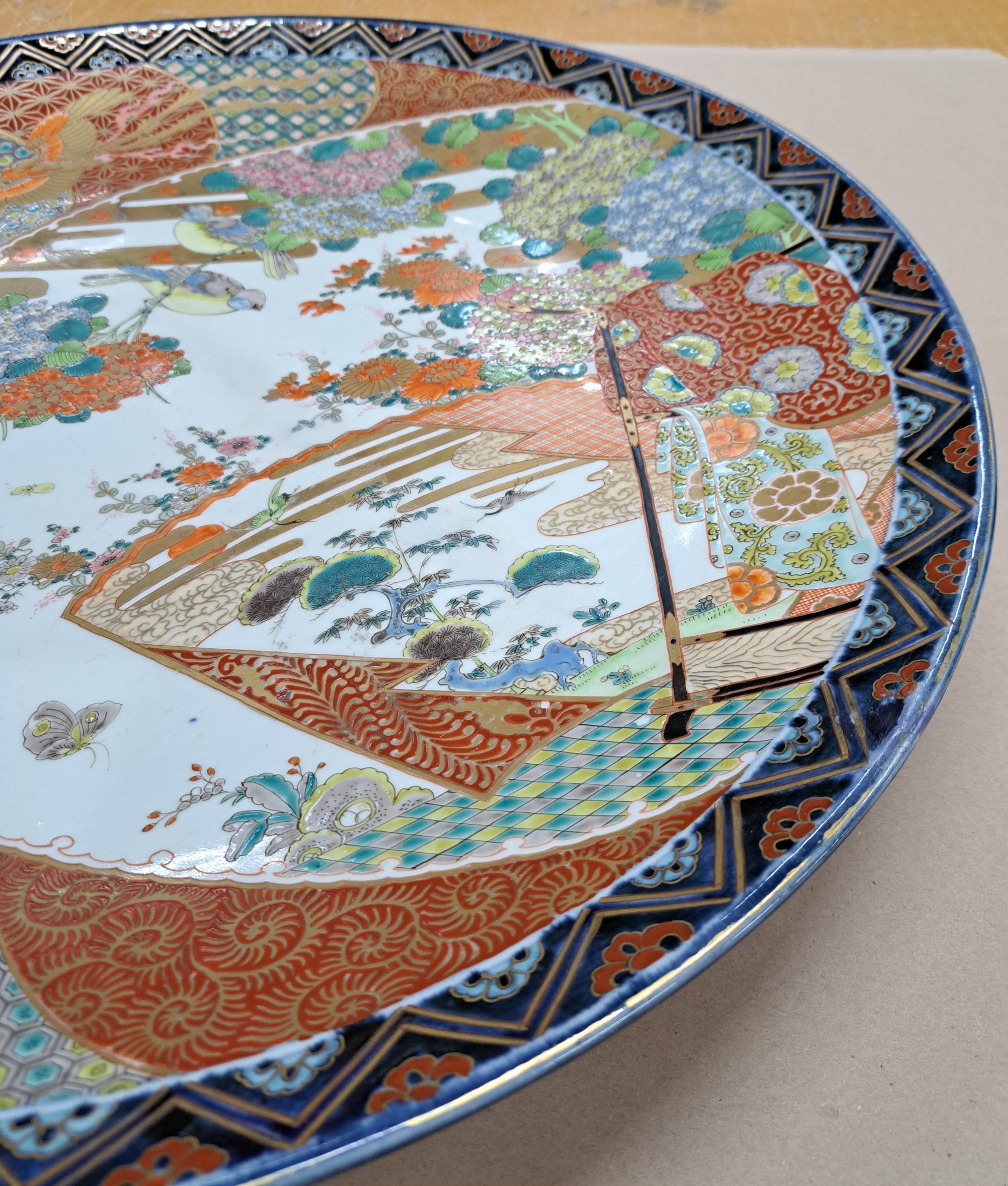 Detail b: Großer Imari Teller, Japan, um 1860-70, Porzellan, aufwändige Feldermalerei von Landschaften in verschiedenen Ebenen, Gartenlandschaften und Vögel ...