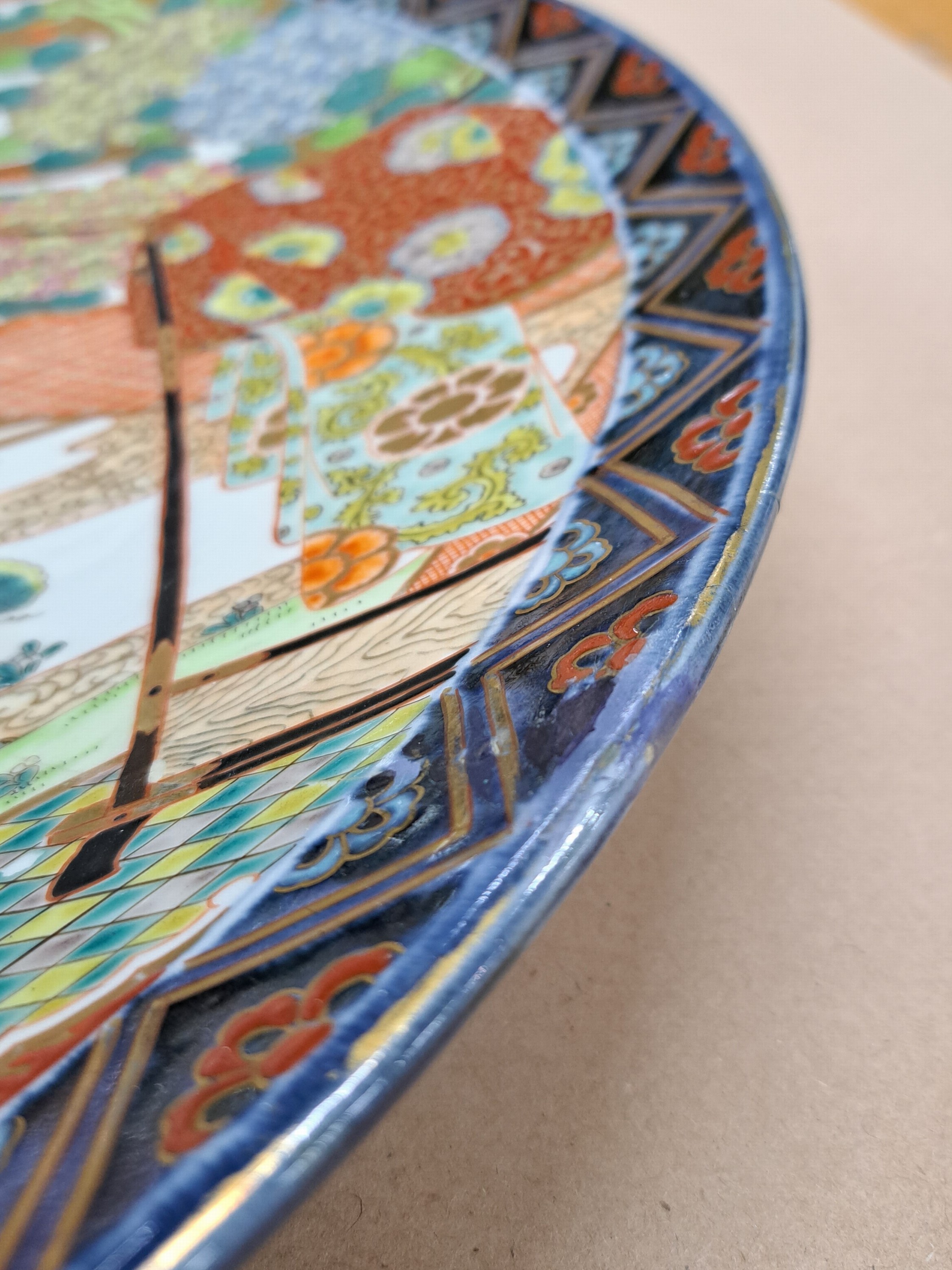 Detail c: Großer Imari Teller, Japan, um 1860-70, Porzellan, aufwändige Feldermalerei von Landschaften in verschiedenen Ebenen, Gartenlandschaften und Vögel ...
