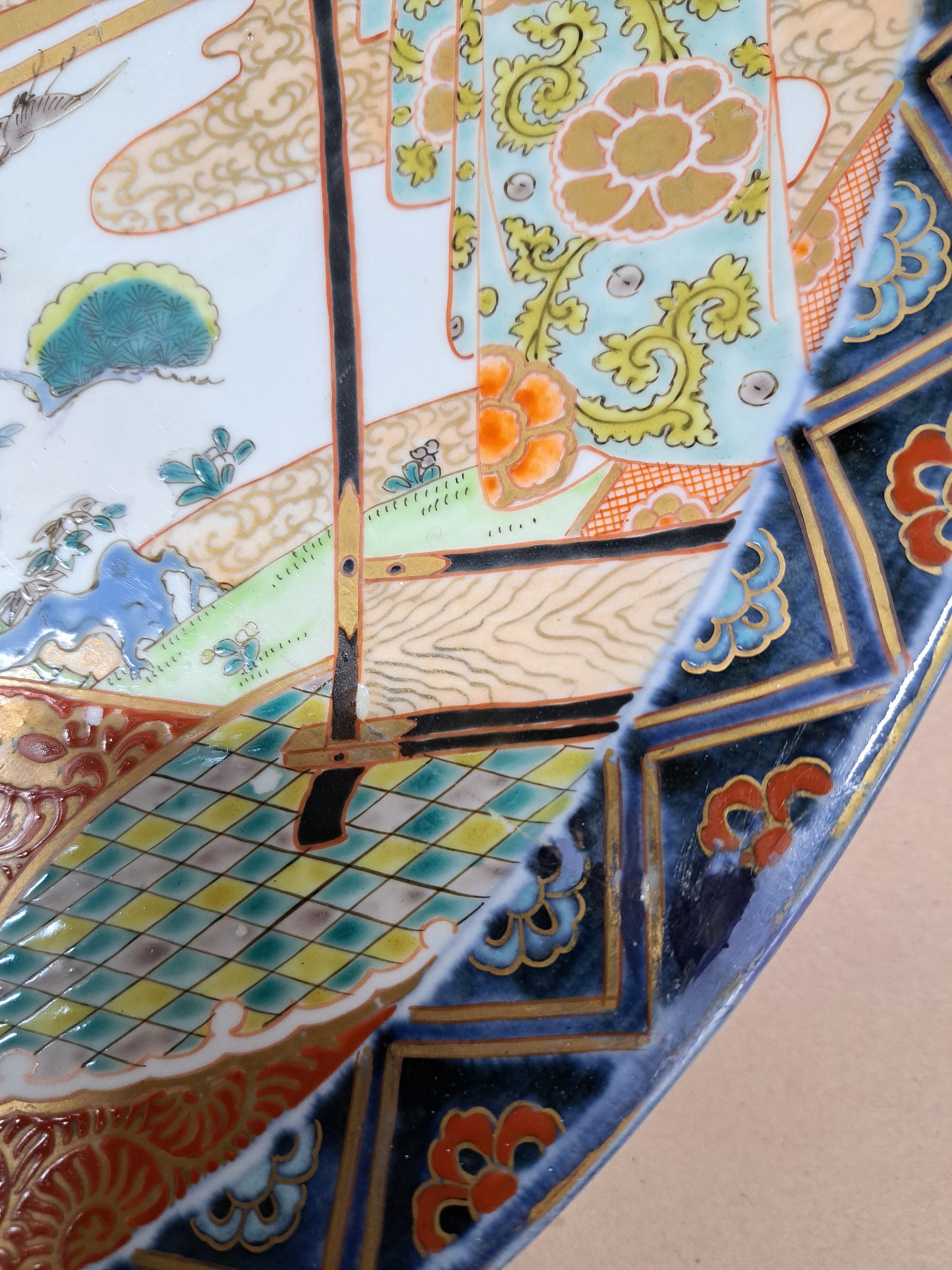Detail d: Großer Imari Teller, Japan, um 1860-70, Porzellan, aufwändige Feldermalerei von Landschaften in verschiedenen Ebenen, Gartenlandschaften und Vögel ...
