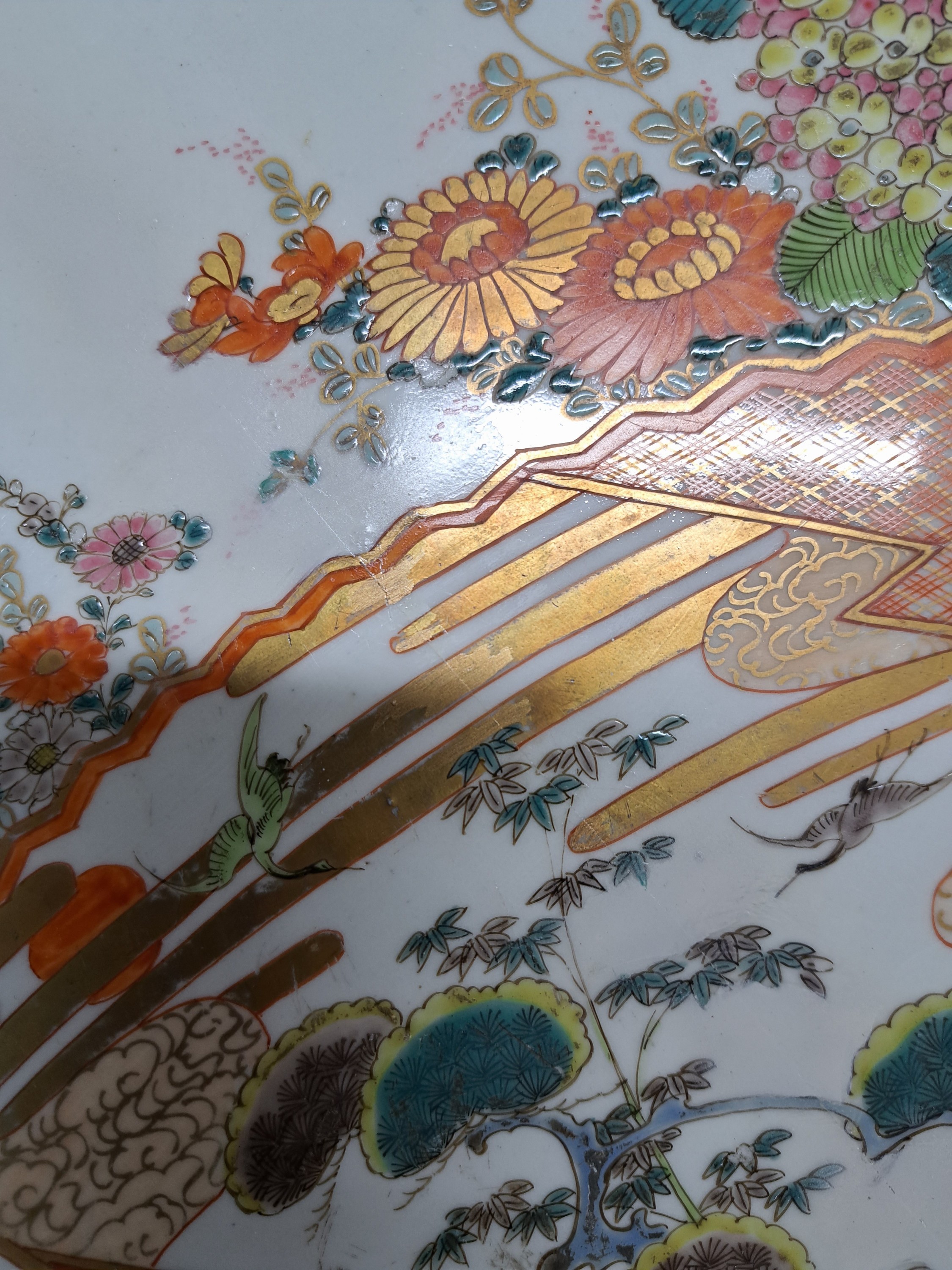 Detail e: Großer Imari Teller, Japan, um 1860-70, Porzellan, aufwändige Feldermalerei von Landschaften in verschiedenen Ebenen, Gartenlandschaften und Vögel ...