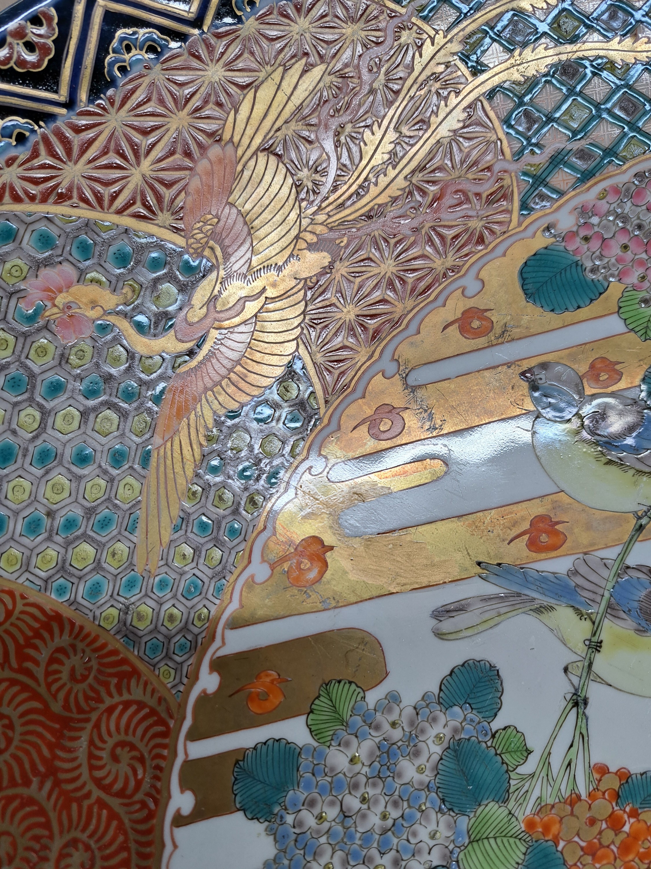 Detail f: Großer Imari Teller, Japan, um 1860-70, Porzellan, aufwändige Feldermalerei von Landschaften in verschiedenen Ebenen, Gartenlandschaften und Vögel ...