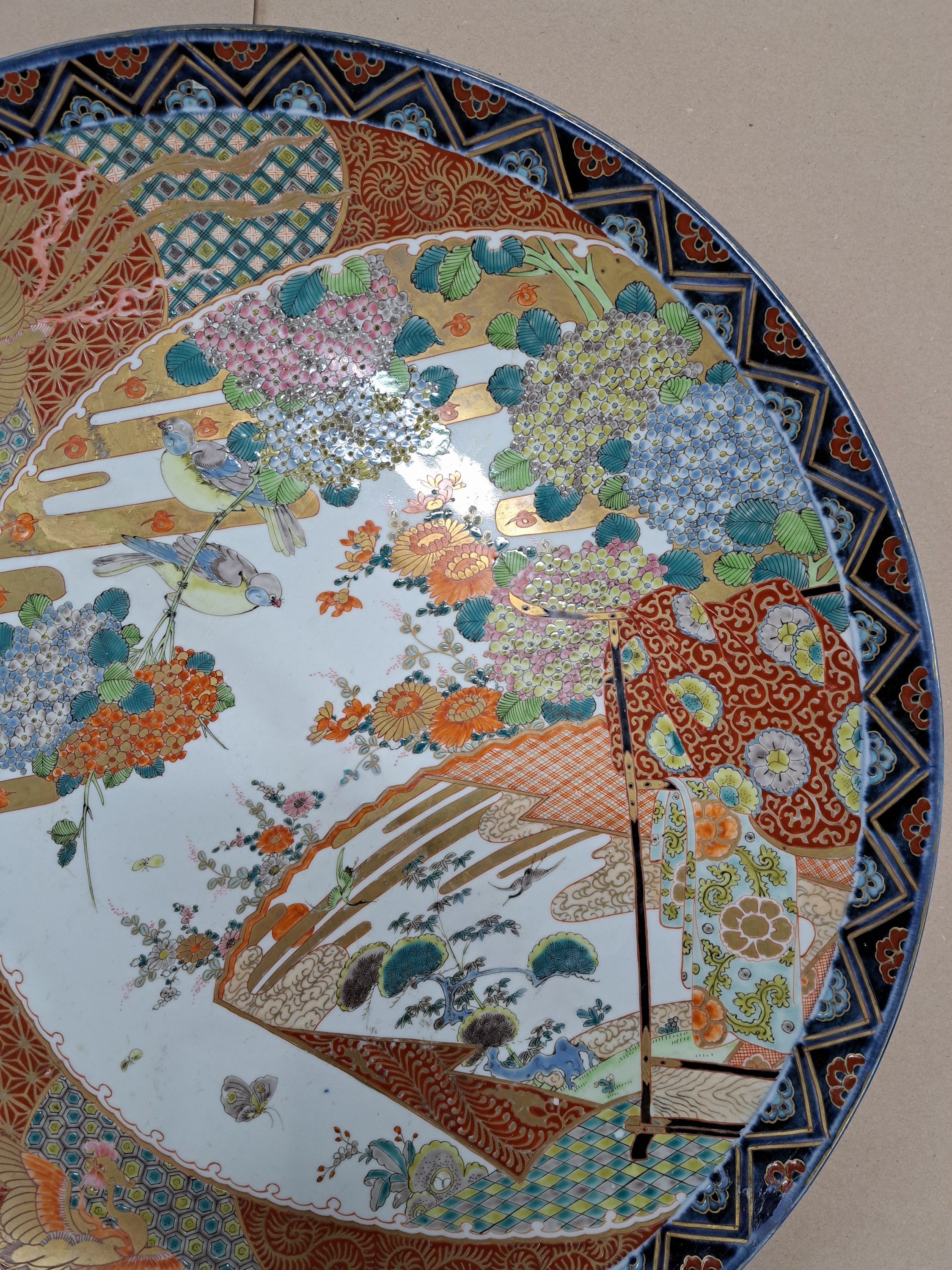 Detail h: Großer Imari Teller, Japan, um 1860-70, Porzellan, aufwändige Feldermalerei von Landschaften in verschiedenen Ebenen, Gartenlandschaften und Vögel ...
