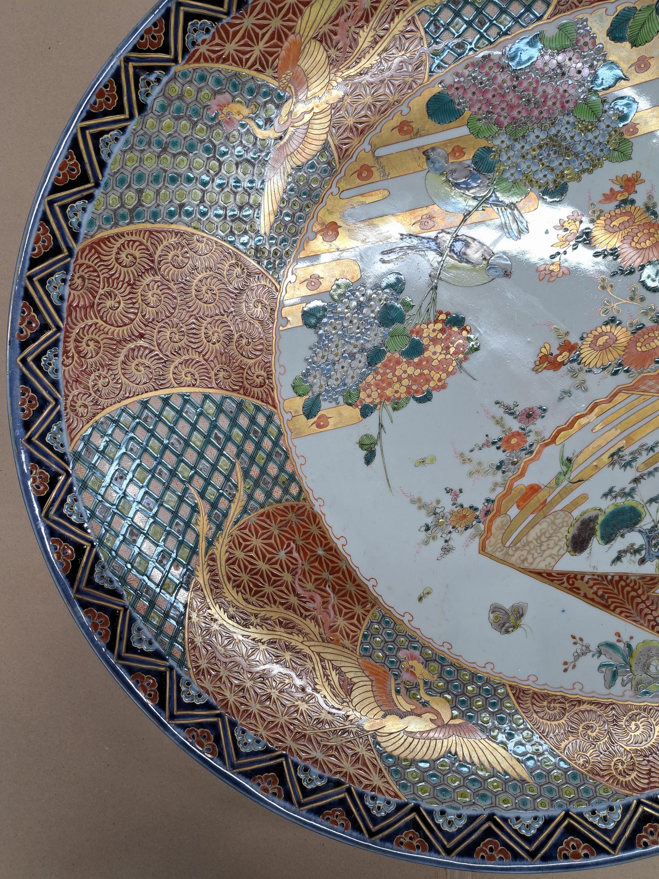 Detail i: Großer Imari Teller, Japan, um 1860-70, Porzellan, aufwändige Feldermalerei von Landschaften in verschiedenen Ebenen, Gartenlandschaften und Vögel ...