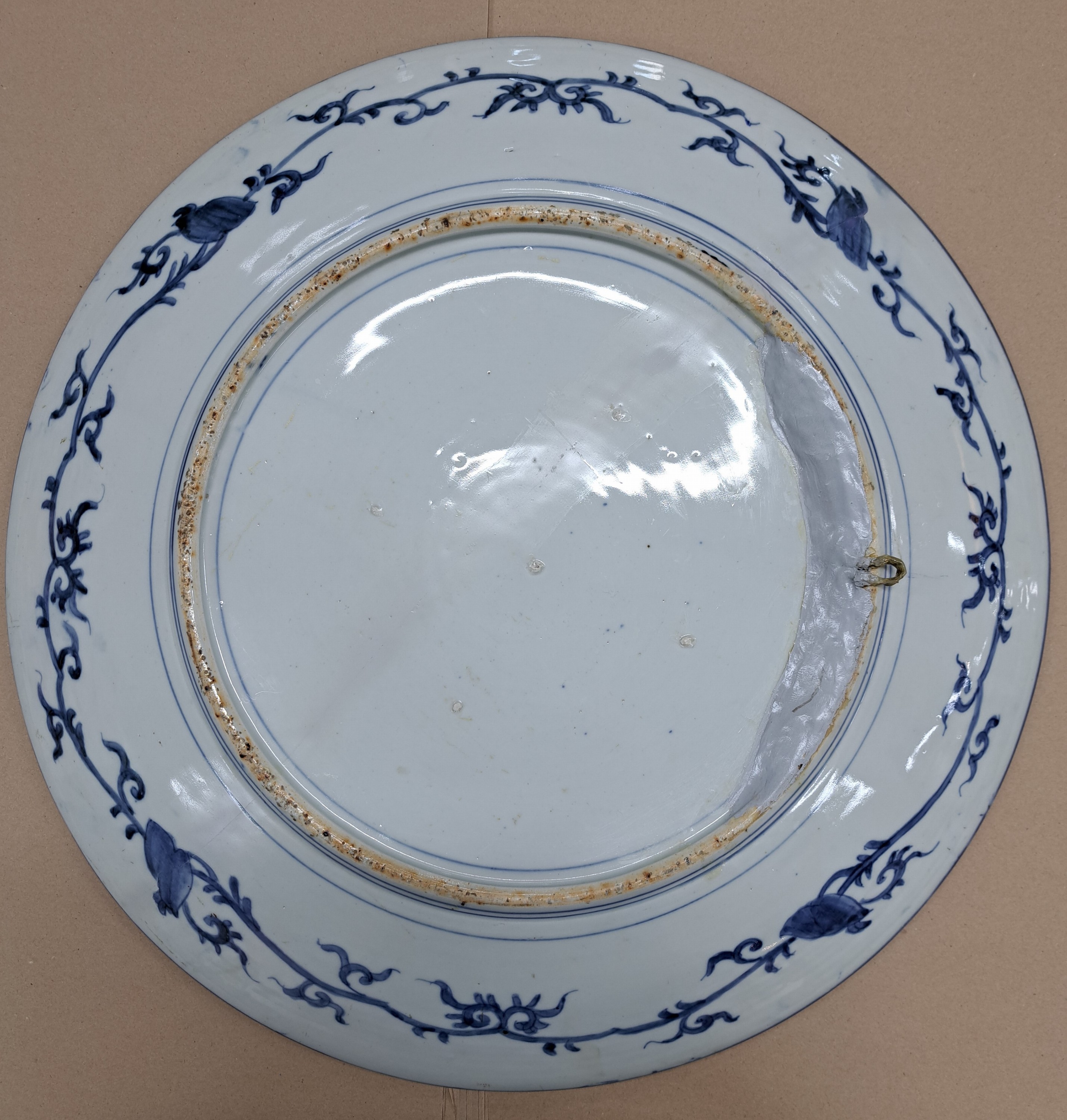 Detail k: Großer Imari Teller, Japan, um 1860-70, Porzellan, aufwändige Feldermalerei von Landschaften in verschiedenen Ebenen, Gartenlandschaften und Vögel ...