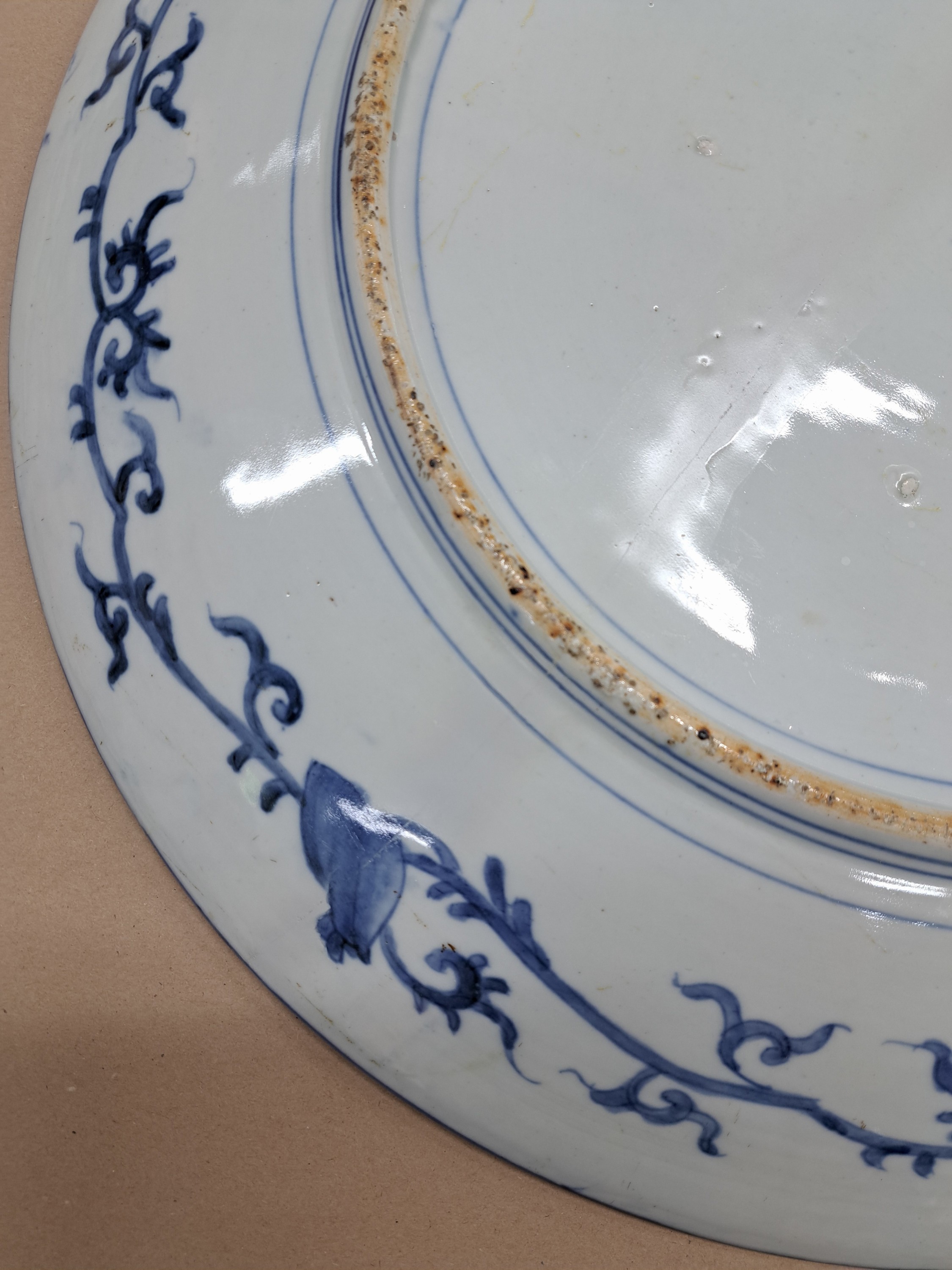 Detail l: Großer Imari Teller, Japan, um 1860-70, Porzellan, aufwändige Feldermalerei von Landschaften in verschiedenen Ebenen, Gartenlandschaften und Vögel ...